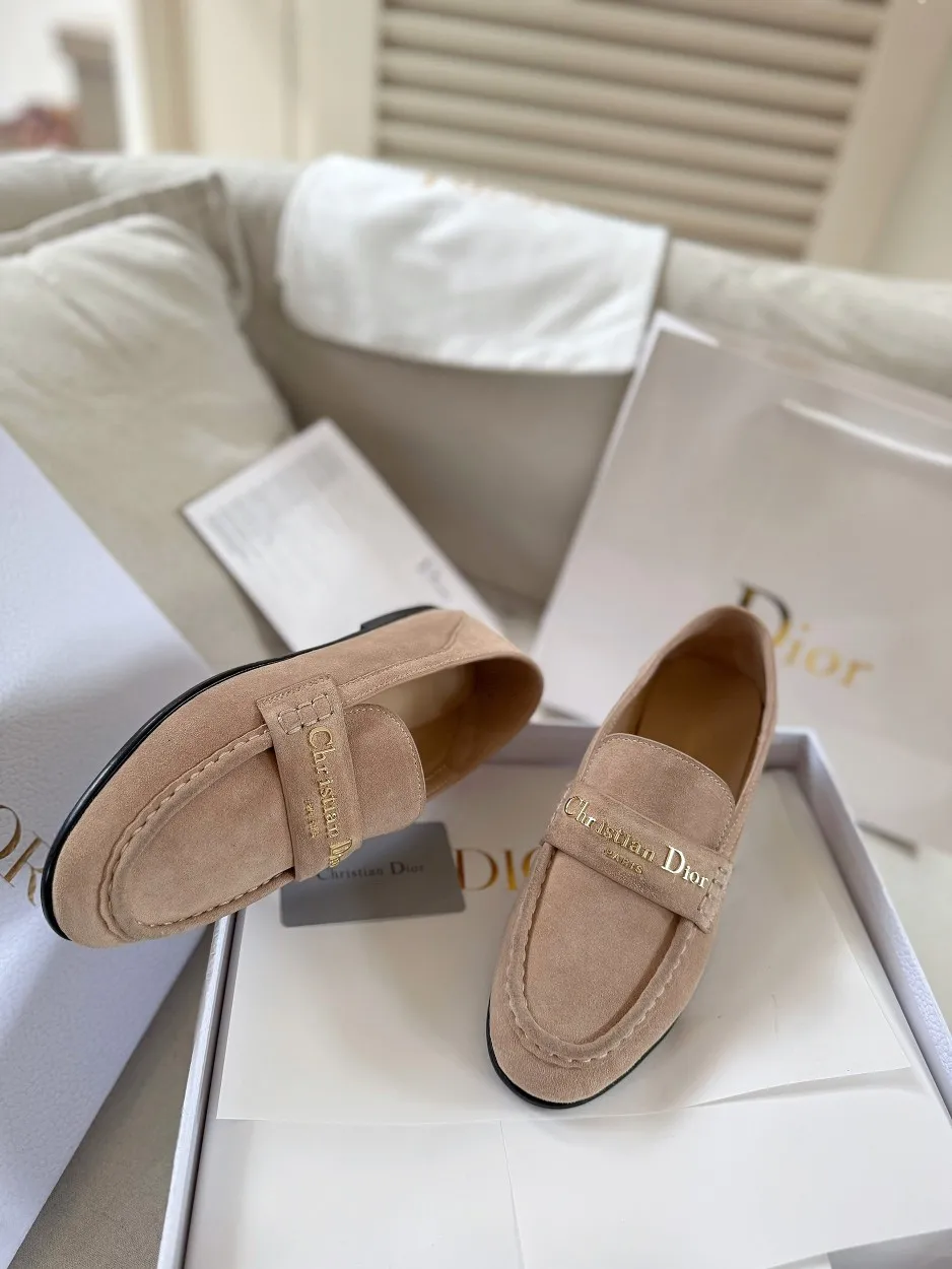 厂价💰280 Dior/迪奥25WF字母复古乐福鞋 凭借独特魅力成为永恒经典。 兼具复古韵味与时尚格调的鞋履。 鞋身设计简约而不失格调 流畅线条勾勒出复古轮廓 鞋面字母元素 是品牌辨识度的象征 复古字体设计 宛如镌刻着品牌的时尚密码 低调中彰显奢华 不经意间展现你的独特品味。 搭配方面，这双乐福鞋堪称&ldquo;万能搭子&rdquo;。 搭配简约牛仔裤和白衬衫 日常出街造型 搭配精致的连衣裙 是晚宴场合的吸睛利器， 无论是漫步在街头巷尾 还是穿梭于时尚派对 它都能助你成为众人瞩目的焦点。 面皮采用原版定制皮料 内里垫脚均为牛皮 意大利进口牛皮大底 size：35-40（41定制）