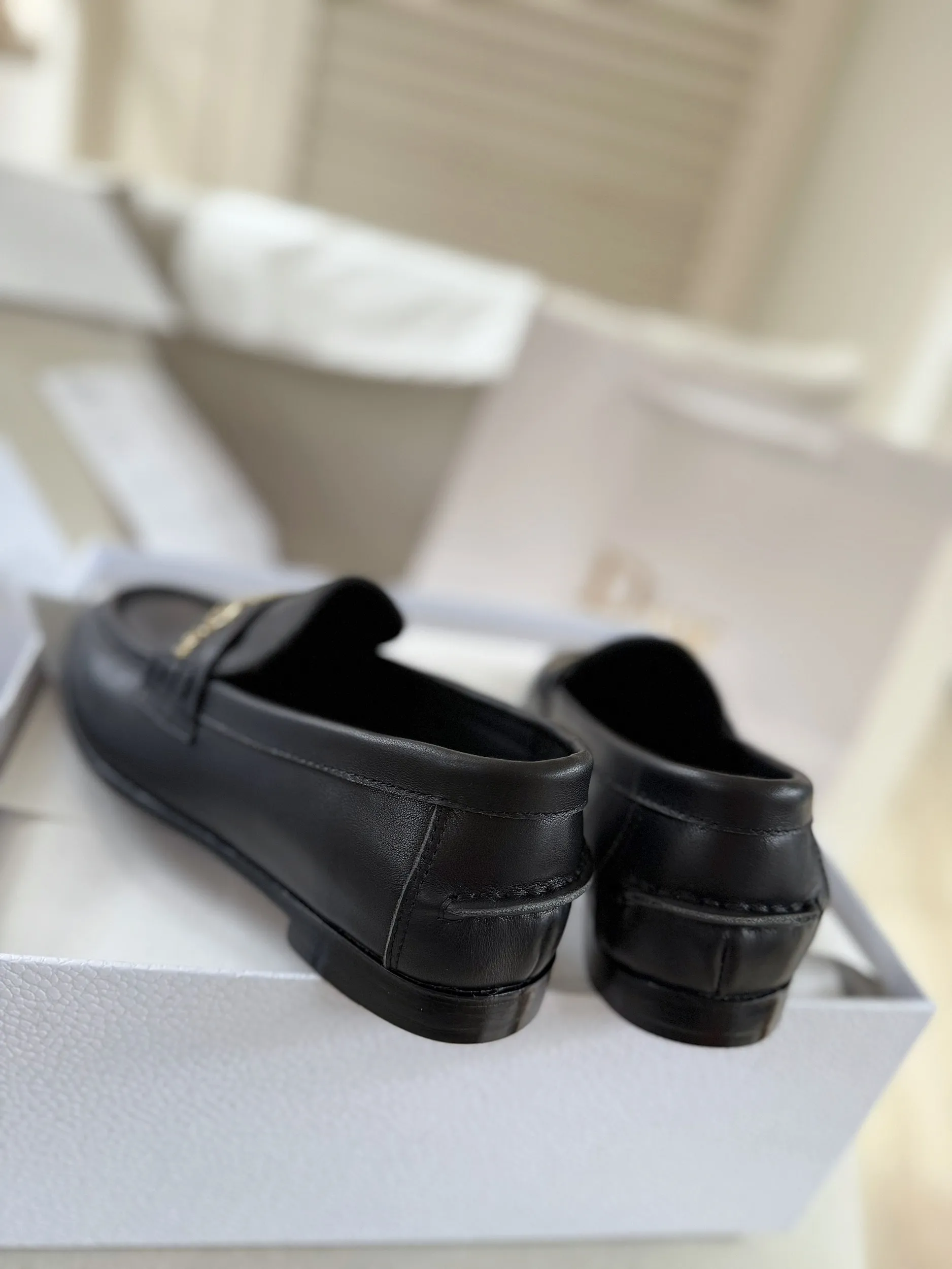 厂价💰280 Dior/迪奥25WF字母复古乐福鞋 凭借独特魅力成为永恒经典。 兼具复古韵味与时尚格调的鞋履。 鞋身设计简约而不失格调 流畅线条勾勒出复古轮廓 鞋面字母元素 是品牌辨识度的象征 复古字体设计 宛如镌刻着品牌的时尚密码 低调中彰显奢华 不经意间展现你的独特品味。 搭配方面,这双乐福鞋堪称“万能搭子”。 搭配简约牛仔裤和白衬衫 日常出街造型 搭配精致的连衣裙 是晚宴场合的吸睛利器, 无论是漫步在街头巷尾 还是穿梭于时尚派对 它都能助你成为众人瞩目的焦点。 面皮采用原版定制皮料 内里垫脚均为牛皮 意大利进口牛皮大底 size:35-40(41定制)