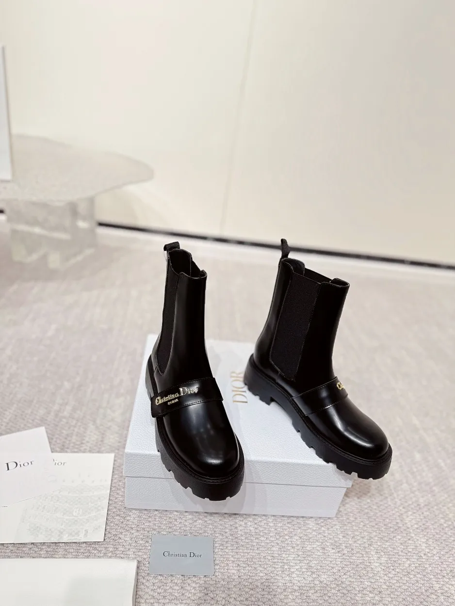 工厂价💰300 DIOR CHRONO 迪奥一脚蹬机车短靴. 高版本24ss年度专柜新品. 原版购入. 原版开发1:1做货.. 鞋面耀眼百搭汤金CD logo别出心栽..两侧弹拉橡巾更是适合上脚穿着方便..上脚显高显瘦显奢华. 外出任意搭配. 更是冷冬流行上脚穿搭主流趋势. 材质.开边珠皮面.小牛皮面. 内里垫脚全牛皮. 原版开模大底.. 细节满满…品质完全与专柜一致.配置专柜原版包装. SIZE:35-40(41可订做)