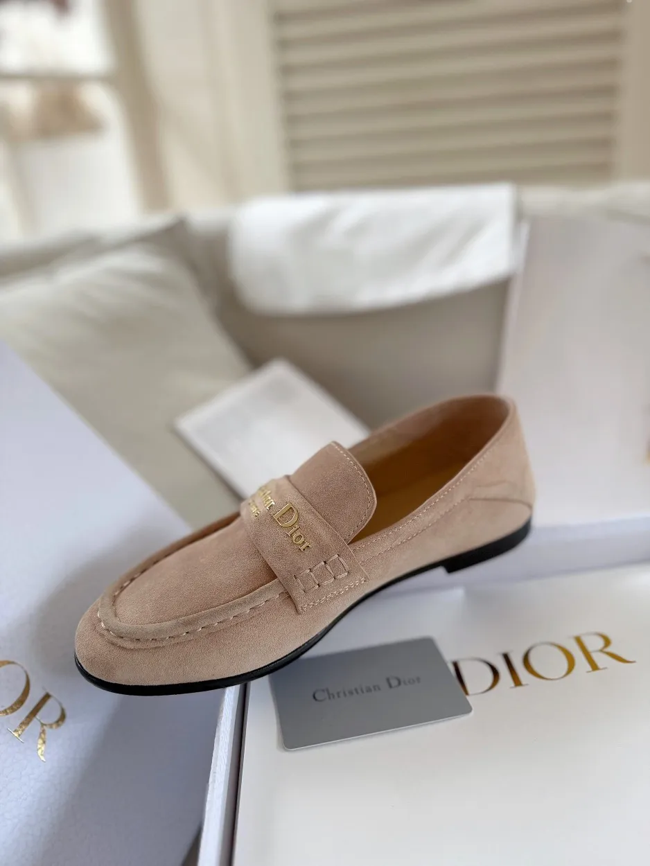 厂价💰280 Dior/迪奥25WF字母复古乐福鞋 凭借独特魅力成为永恒经典。 兼具复古韵味与时尚格调的鞋履。 鞋身设计简约而不失格调 流畅线条勾勒出复古轮廓 鞋面字母元素 是品牌辨识度的象征 复古字体设计 宛如镌刻着品牌的时尚密码 低调中彰显奢华 不经意间展现你的独特品味。 搭配方面,这双乐福鞋堪称“万能搭子”。 搭配简约牛仔裤和白衬衫 日常出街造型 搭配精致的连衣裙 是晚宴场合的吸睛利器, 无论是漫步在街头巷尾 还是穿梭于时尚派对 它都能助你成为众人瞩目的焦点。 面皮采用原版定制皮料 内里垫脚均为牛皮 意大利进口牛皮大底 size:35-40(41定制)