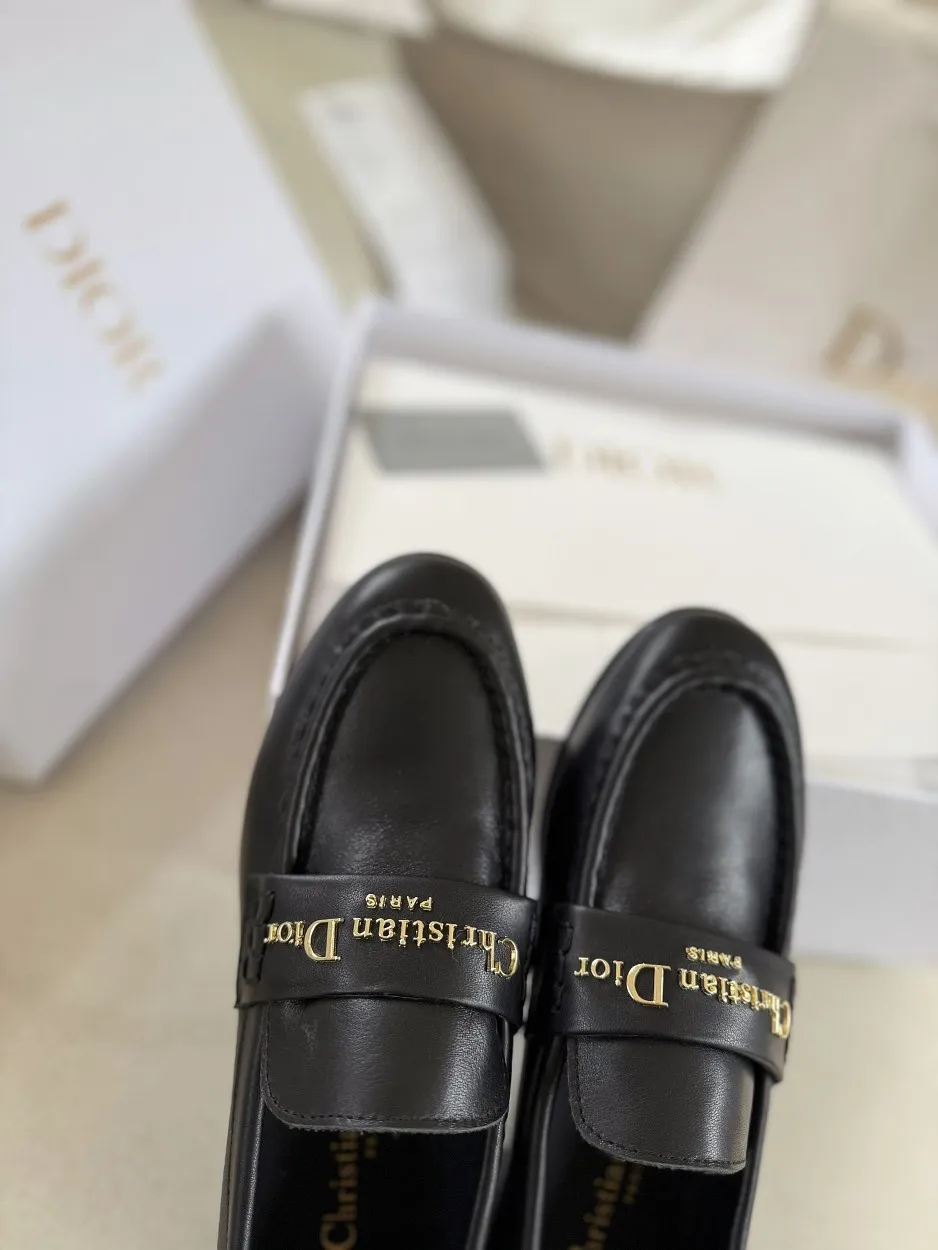 厂价💰280 Dior/迪奥25WF字母复古乐福鞋 凭借独特魅力成为永恒经典。 兼具复古韵味与时尚格调的鞋履。 鞋身设计简约而不失格调 流畅线条勾勒出复古轮廓 鞋面字母元素 是品牌辨识度的象征 复古字体设计 宛如镌刻着品牌的时尚密码 低调中彰显奢华 不经意间展现你的独特品味。 搭配方面，这双乐福鞋堪称&ldquo;万能搭子&rdquo;。 搭配简约牛仔裤和白衬衫 日常出街造型 搭配精致的连衣裙 是晚宴场合的吸睛利器， 无论是漫步在街头巷尾 还是穿梭于时尚派对 它都能助你成为众人瞩目的焦点。 面皮采用原版定制皮料 内里垫脚均为牛皮 意大利进口牛皮大底 size：35-40（41定制）