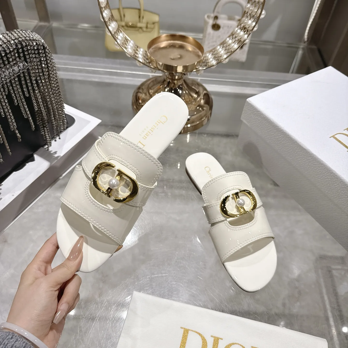 出厂230💰💕迪奥 Dior 2026春夏新款 D-Club果冻色镂空交叉带粗跟珍珠女鞋 CD字母logo五金扣平底圆头露趾凉拖鞋💪意大利真皮大底 size:34-41(34.40.41.定做不退不换)