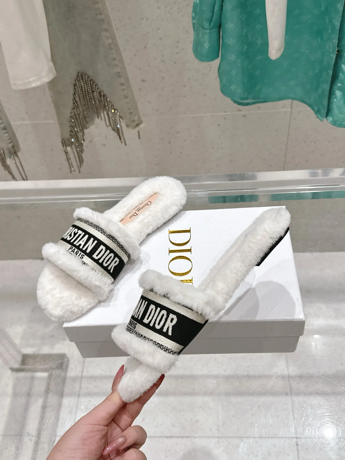 橙子出厂价💰95 迪奥/毛拖 Dior 2025秋冬新款 字母logo立体刺绣方头露趾毛居家拖鞋 鞋面原版一致水洗牛皮电绣高温水溶棉质科技面料 鞋面:水洗牛皮电绣 内里:进口兔毛毛内里 大底:意大利真皮大底 SIZE:size:34-42