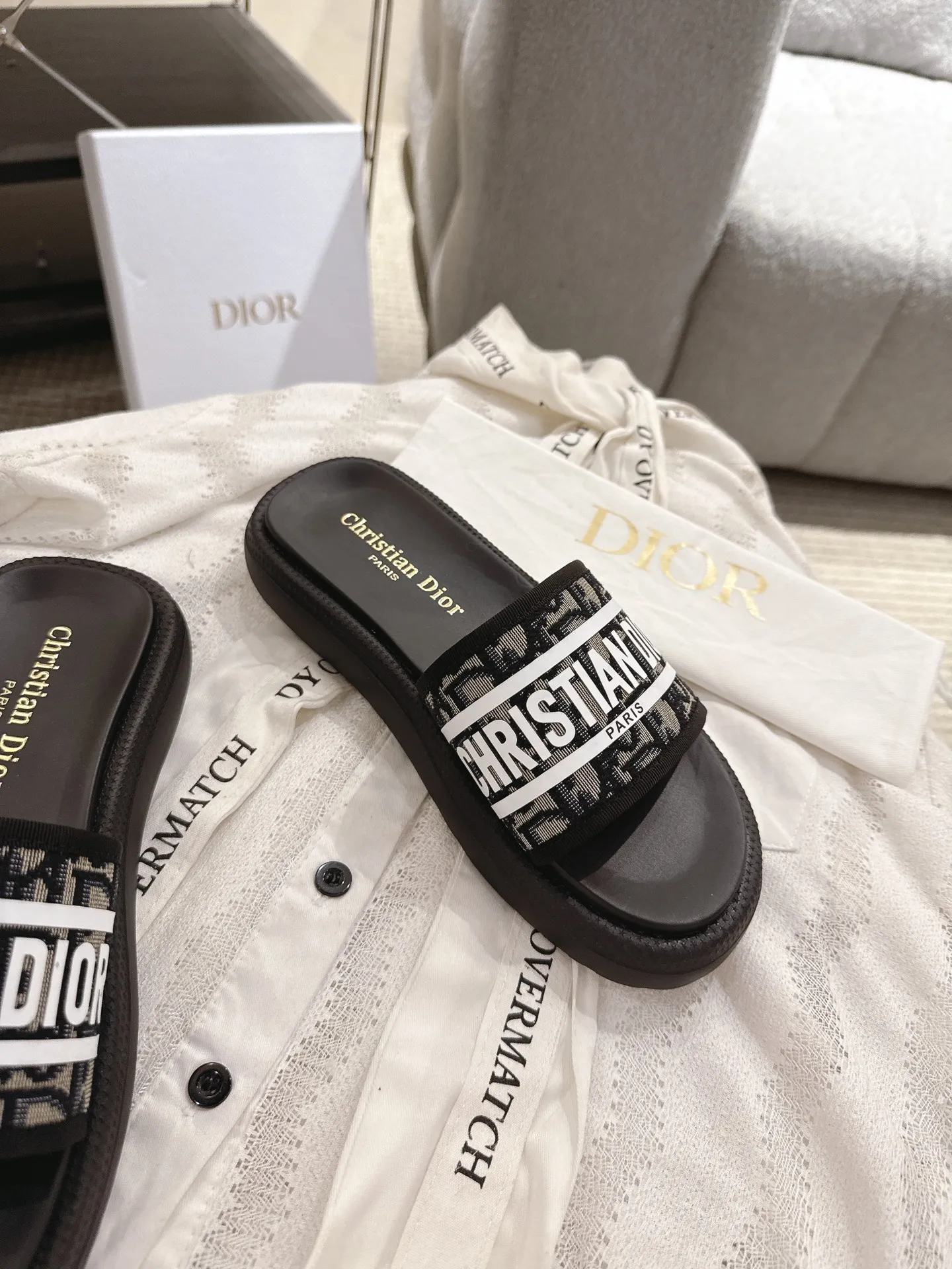 橙子出厂价💰115 迪奥 滴胶 拖鞋25SS春夏新款Dior 3D立体滴胶字母拖鞋 夏日沙滩度假必备单品 极简风格轻便舒适 全套专柜同步礼盒包装 3⃣️色入 鞋底:原版开模抽真空发泡底 超贴合脚感 鞋面:kpu材质立体3D感 size:35—40