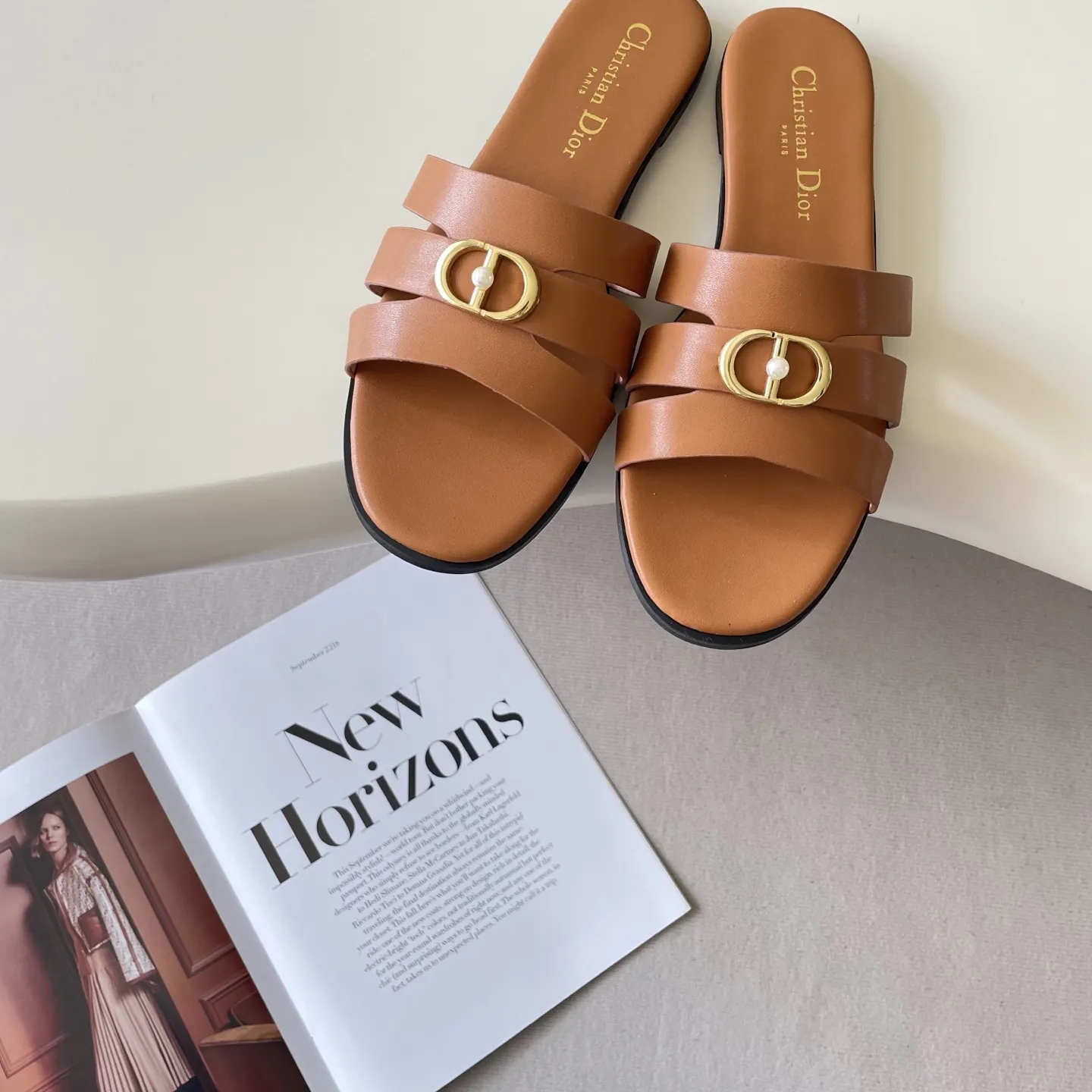 橙子出厂价💰95 DIOR 迪奥 2026顶级专柜 新款限定 官网上新 独家首发 迪奥 DIOR 26P CD扣珍珠平底拖/拖鞋/迪奥/迪奥拖/DIOR 小红书拖鞋新品 早春OOTD 明星同款 网红博主推荐 ➤ 原版开模 代购版本 ➤ 混种超迁皮 ➤ 私模意大利真皮大底 ➤ 全套专柜包装 Size：36-42（42订做）