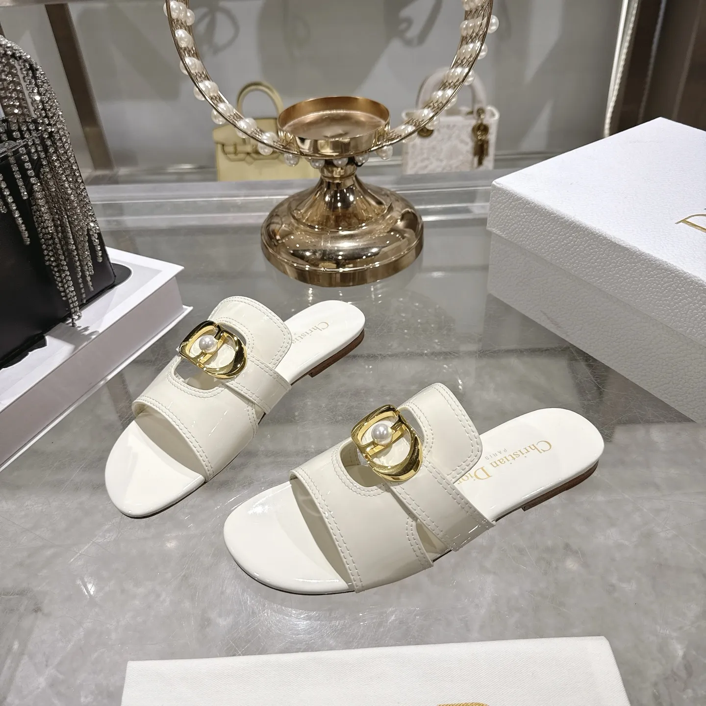 出厂230💰💕迪奥 Dior 2026春夏新款 D-Club果冻色镂空交叉带粗跟珍珠女鞋 CD字母logo五金扣平底圆头露趾凉拖鞋💪意大利真皮大底 size:34-41(34.40.41.定做不退不换)