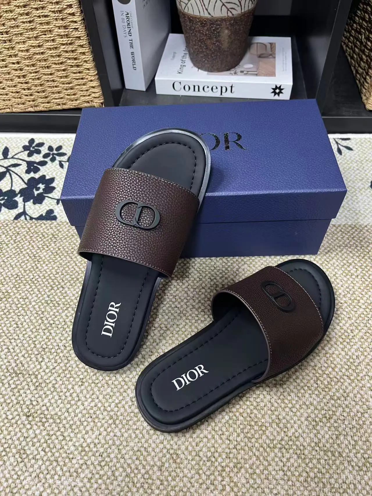 P150元 长期有货Dior Aqua 凉鞋优雅而休闲。交叉带设计，采用迪奥灰 CD Diamond 图案帆布重新诠释，灵感源自 Dior 档案。搭配&ldquo;DIOR&rdquo;标志和同色调凹口鞋底，可与短裤或牛仔裤轻松搭配，打造精致造型。 size 38-45