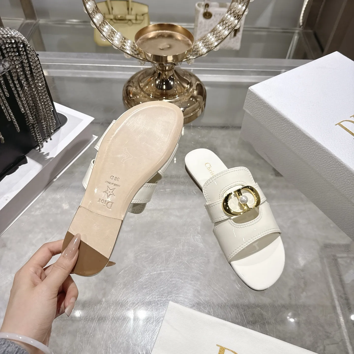 出厂230💰💕迪奥 Dior 2026春夏新款 D-Club果冻色镂空交叉带粗跟珍珠女鞋 CD字母logo五金扣平底圆头露趾凉拖鞋💪意大利真皮大底 size:34-41(34.40.41.定做不退不换)