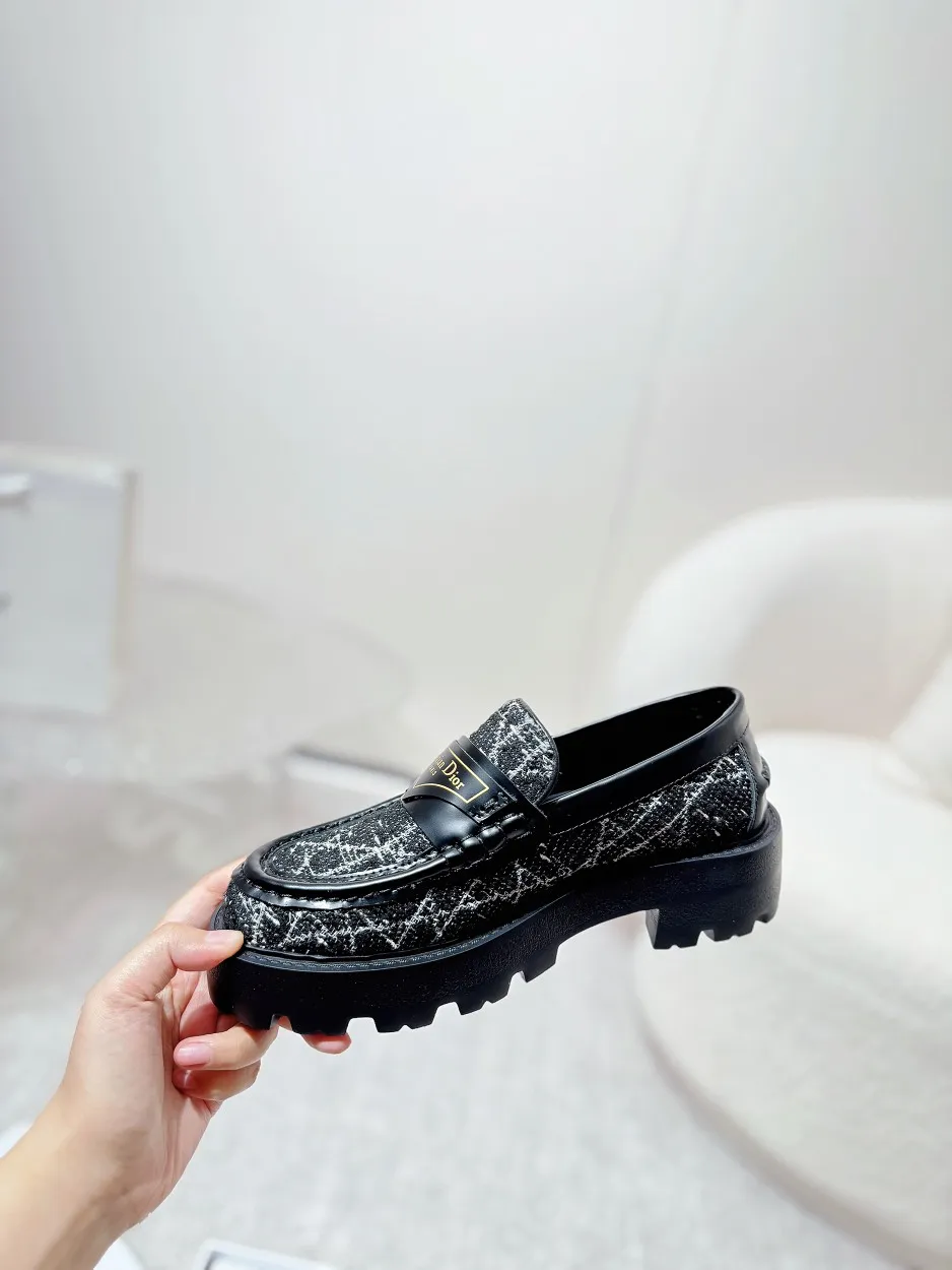 工厂价💰280 明星金智秀同款. DIOR CHRONO 迪奥. D家高版本24ss年度专柜新品. 秋冬新款乐福鞋～顶级品质. 购入原版，精心打造、只为复刻原版一致、版型超正. 各大明星网红纷纷种草的一款美鞋、顶版搭配单品里就是毫不费力的时髦穿搭. 上脚气质 随性 通勤上班族 时髦街头.约会随意休闲. 正面饰以金色Christian Dior PARIS标志. 再融入 Dior 非凡的精湛工艺. 重新诠释经典设计.细节满满&hellip;品质完全与专柜一致. 材质-进口开边珠牛皮搭配品牌最新专属花纹布料. 内里垫脚全牛皮. 原版开模大底. 配置专柜原版包装. SIZE：35-40（41可订做）