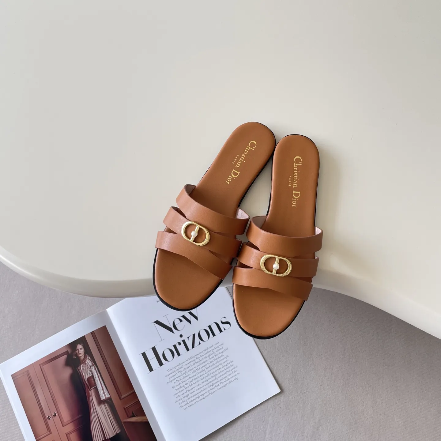 橙子出厂价💰95 DIOR 迪奥 2026顶级专柜 新款限定 官网上新 独家首发 迪奥 DIOR 26P CD扣珍珠平底拖/拖鞋/迪奥/迪奥拖/DIOR 小红书拖鞋新品 早春OOTD 明星同款 网红博主推荐 ➤ 原版开模 代购版本 ➤ 混种超迁皮 ➤ 私模意大利真皮大底 ➤ 全套专柜包装 Size：36-42（42订做）