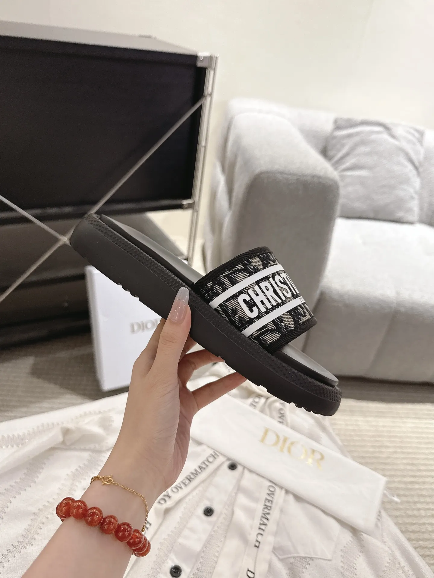 橙子出厂价💰115 迪奥 滴胶 拖鞋25SS春夏新款Dior 3D立体滴胶字母拖鞋 夏日沙滩度假必备单品 极简风格轻便舒适 全套专柜同步礼盒包装 3⃣️色入 鞋底：原版开模抽真空发泡底 超贴合脚感 鞋面：kpu材质立体3D感 size：35&mdash;40