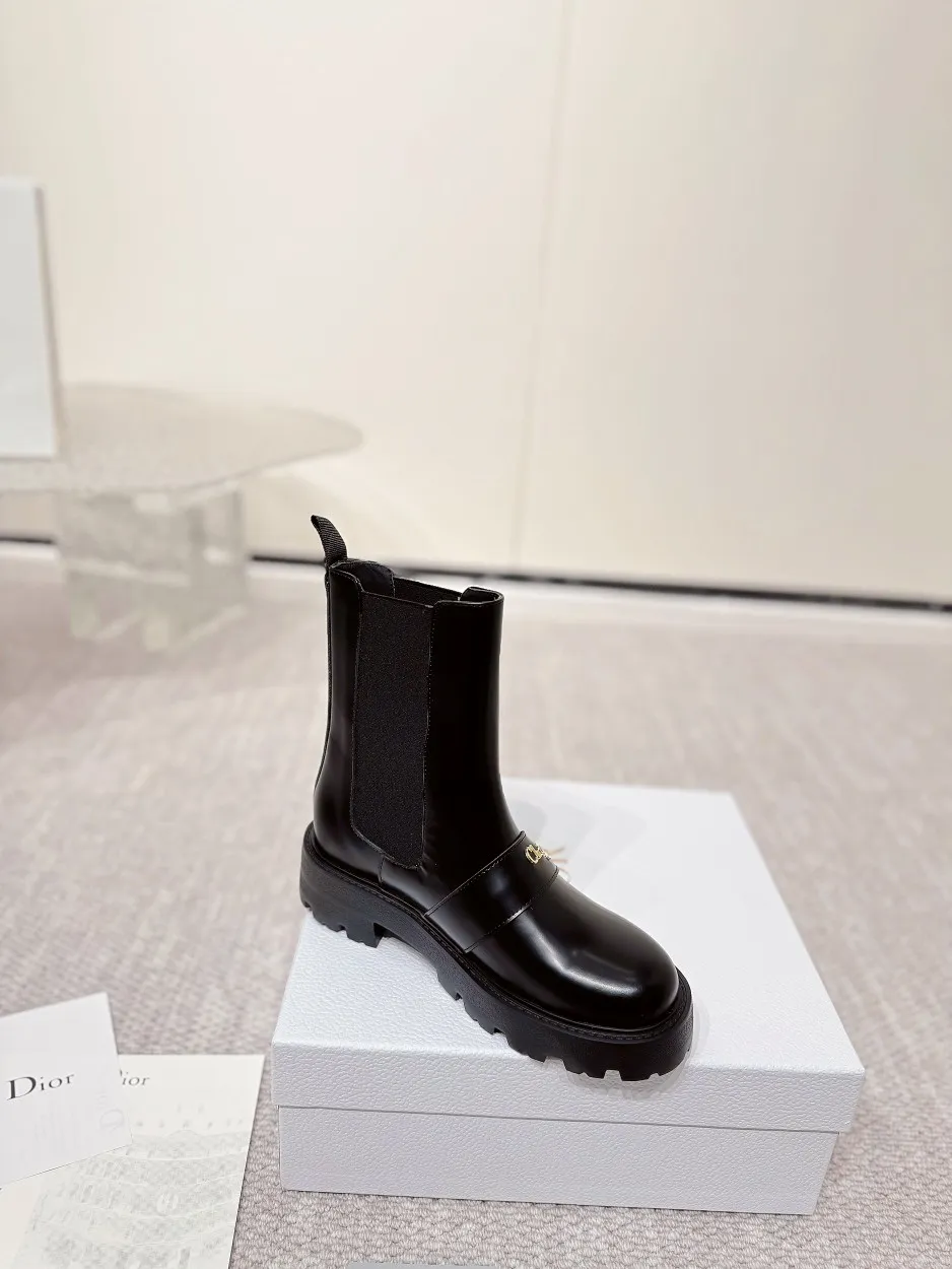工厂价💰300 DIOR CHRONO 迪奥一脚蹬机车短靴. 高版本24ss年度专柜新品. 原版购入. 原版开发1:1做货.. 鞋面耀眼百搭汤金CD logo别出心栽..两侧弹拉橡巾更是适合上脚穿着方便..上脚显高显瘦显奢华. 外出任意搭配. 更是冷冬流行上脚穿搭主流趋势. 材质.开边珠皮面.小牛皮面. 内里垫脚全牛皮. 原版开模大底.. 细节满满&hellip;品质完全与专柜一致.配置专柜原版包装. SIZE：35-40（41可订做）