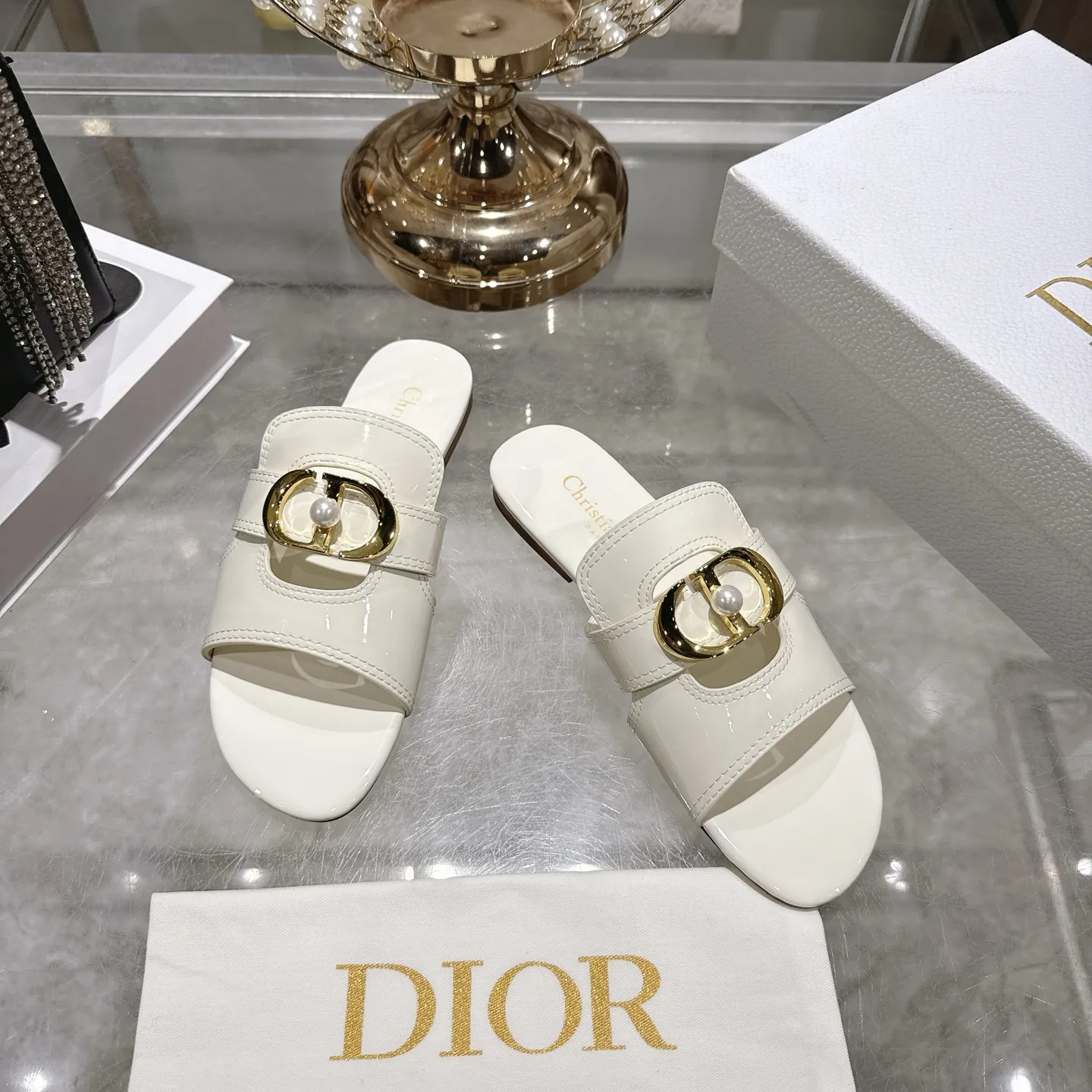 出厂230💰💕迪奥 Dior 2026春夏新款 D-Club果冻色镂空交叉带粗跟珍珠女鞋 CD字母logo五金扣平底圆头露趾凉拖鞋💪意大利真皮大底 size:34-41(34.40.41.定做不退不换)