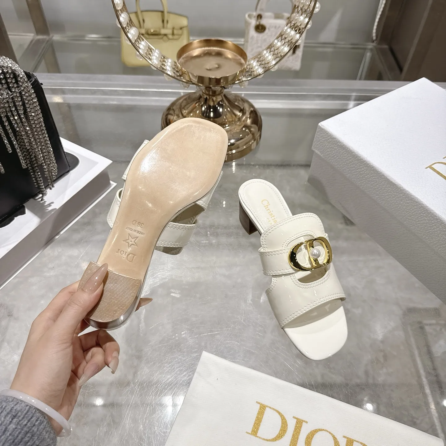 出厂250💰💕迪奥 Dior 2026春夏新款 D-Club果冻色镂空交叉带粗跟珍珠女鞋 CD字母logo五金扣平底圆头露趾凉拖鞋💪意大利真皮大底 跟高:3.5cm size：34-41(34.40.41.定做不退不换）