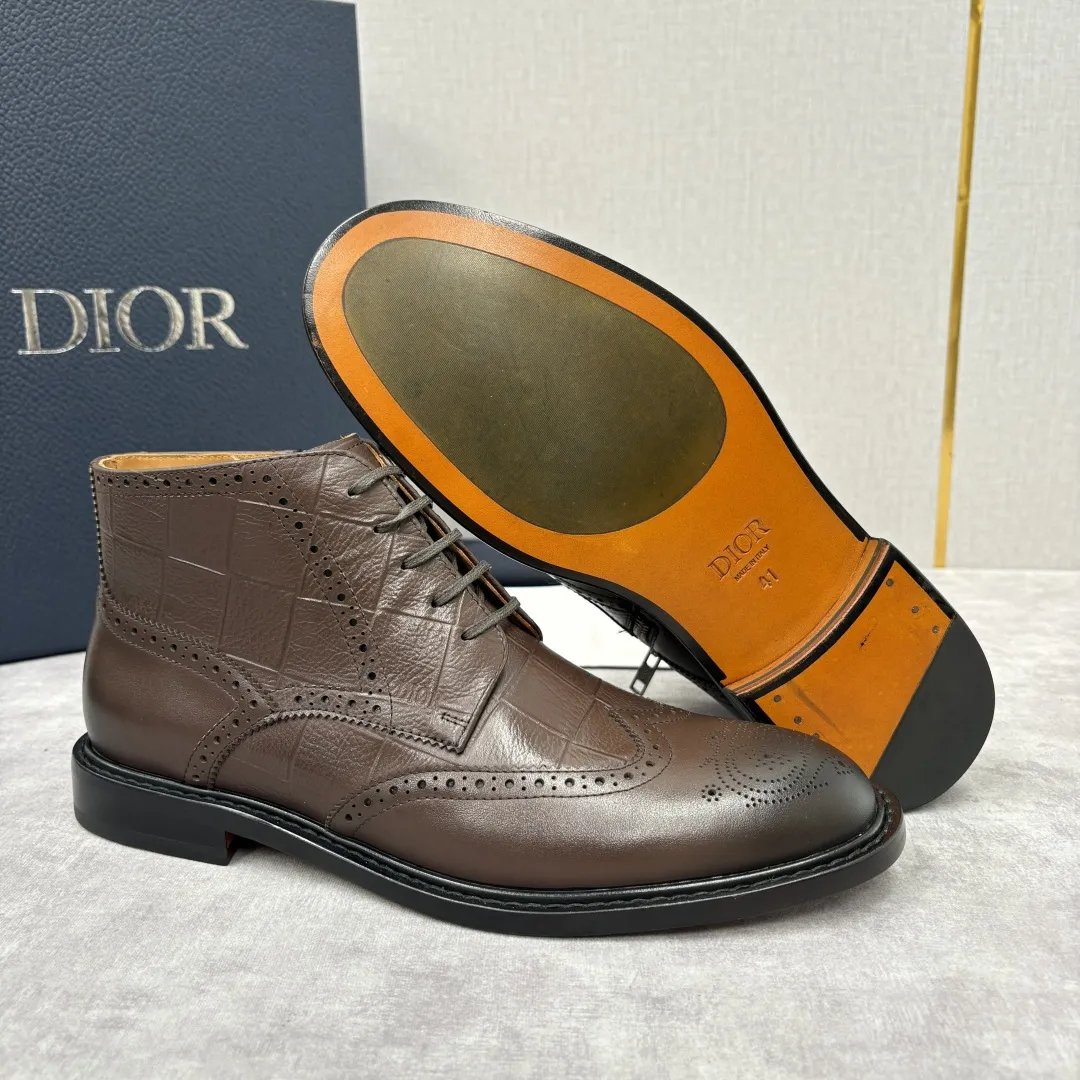 CD家新品 Dior 迪-奥 男士布洛克短靴 中帮皮靴 法式奢华与英伦雅痞的跨界杰作 高定基因邂逅布洛克雕花的复古风情，这系列男士短靴便成为了时尚界&ldquo;雅痞绅士&rdquo;的风格符号。选用顶级小牛皮/开边珠亮皮，部分鞋款采用鳄鱼纹压花工艺，光泽度饱满且富有层次 。经典布洛克雕花工艺贯穿鞋身，精致的冲孔与纹路如艺术品般细腻，是英伦复古风的标志性表达；侧边拉链设计暗藏巧思，既保证了穿脱的便捷性，又让鞋面线条保持简洁流畅；内里采用亲肤性极佳的小牛皮质衬里，行走时的舒适感拉满。采用意大利真皮大底复合橡胶底片。 短靴廓形利落干练，贴合脚踝的剪裁既保留了靴子的飒爽型格，又能完美适配西裤、牛仔裤等多种穿搭，打造&ldquo;一鞋多搭&rdquo;的时尚可能性。配原包装发售！！！ 标准皮鞋码数：39-44 （38.4546定做） 💰570&yen;