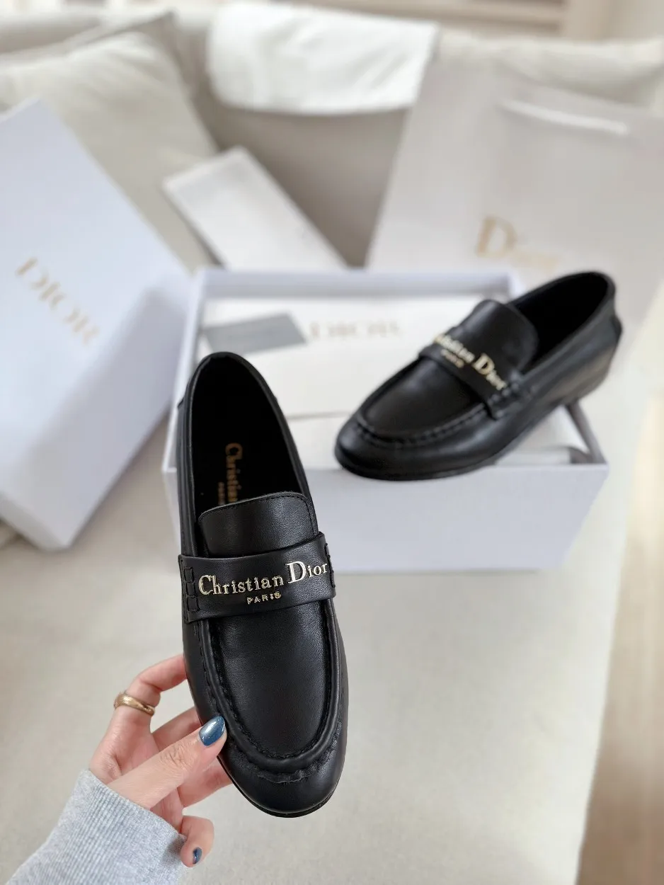厂价💰280 Dior/迪奥25WF字母复古乐福鞋 凭借独特魅力成为永恒经典。 兼具复古韵味与时尚格调的鞋履。 鞋身设计简约而不失格调 流畅线条勾勒出复古轮廓 鞋面字母元素 是品牌辨识度的象征 复古字体设计 宛如镌刻着品牌的时尚密码 低调中彰显奢华 不经意间展现你的独特品味。 搭配方面,这双乐福鞋堪称“万能搭子”。 搭配简约牛仔裤和白衬衫 日常出街造型 搭配精致的连衣裙 是晚宴场合的吸睛利器, 无论是漫步在街头巷尾 还是穿梭于时尚派对 它都能助你成为众人瞩目的焦点。 面皮采用原版定制皮料 内里垫脚均为牛皮 意大利进口牛皮大底 size:35-40(41定制)