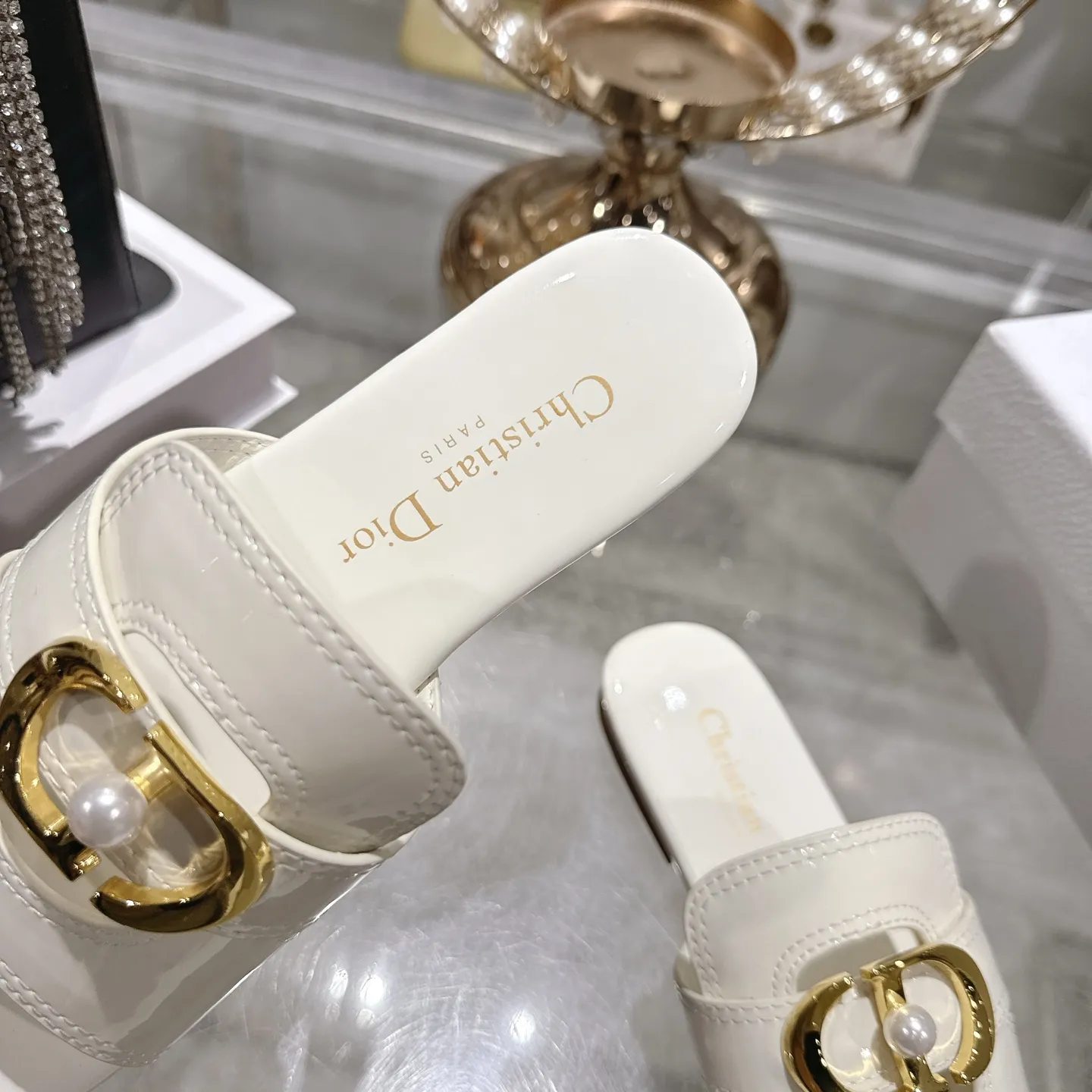 出厂230💰💕迪奥 Dior 2026春夏新款 D-Club果冻色镂空交叉带粗跟珍珠女鞋 CD字母logo五金扣平底圆头露趾凉拖鞋💪意大利真皮大底 size：34-41(34.40.41.定做不退不换）