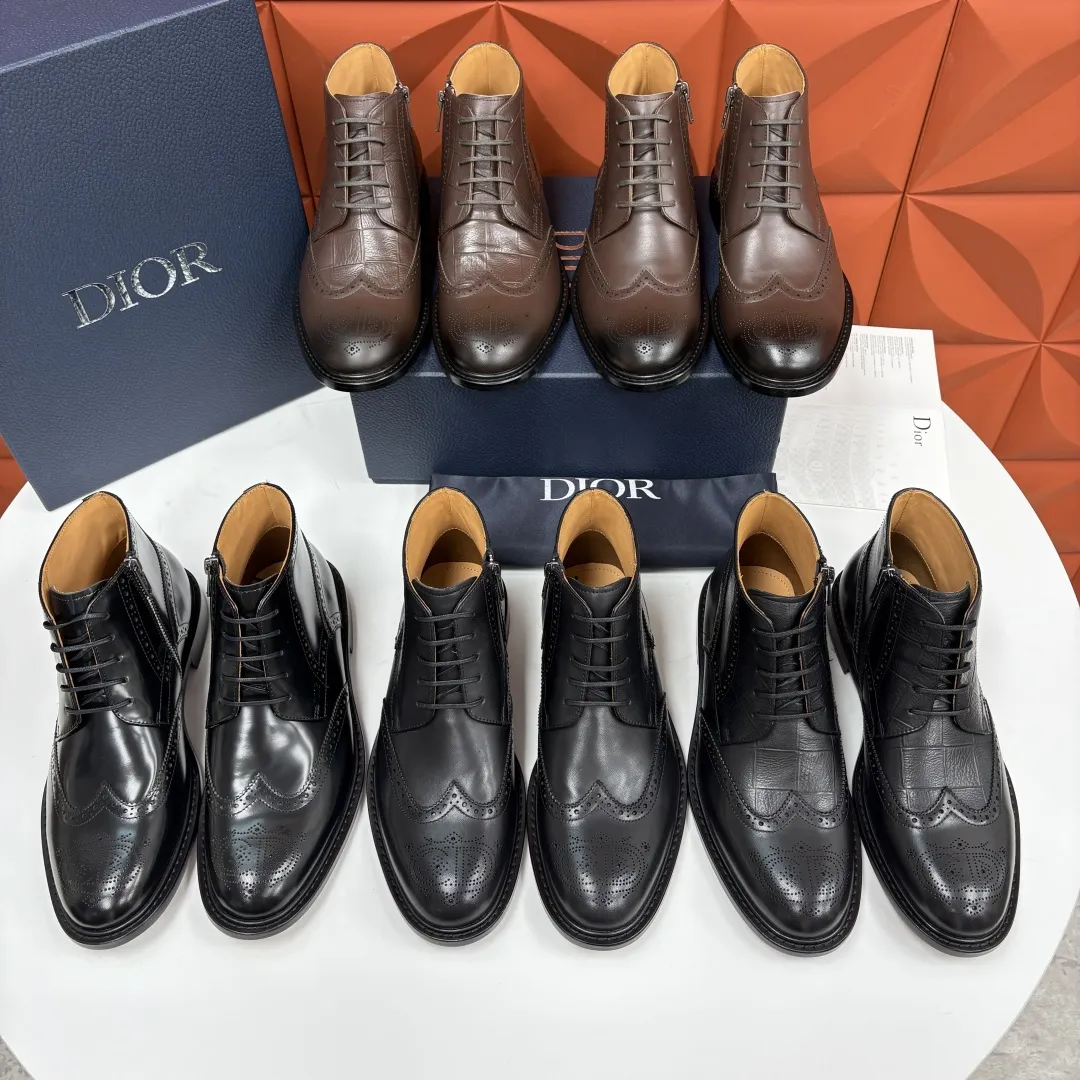CD家新品 Dior 迪-奥 男士布洛克短靴 中帮皮靴 法式奢华与英伦雅痞的跨界杰作 高定基因邂逅布洛克雕花的复古风情，这系列男士短靴便成为了时尚界&ldquo;雅痞绅士&rdquo;的风格符号。选用顶级小牛皮/开边珠亮皮，部分鞋款采用鳄鱼纹压花工艺，光泽度饱满且富有层次 。经典布洛克雕花工艺贯穿鞋身，精致的冲孔与纹路如艺术品般细腻，是英伦复古风的标志性表达；侧边拉链设计暗藏巧思，既保证了穿脱的便捷性，又让鞋面线条保持简洁流畅；内里采用亲肤性极佳的小牛皮质衬里，行走时的舒适感拉满。采用意大利真皮大底复合橡胶底片。 短靴廓形利落干练，贴合脚踝的剪裁既保留了靴子的飒爽型格，又能完美适配西裤、牛仔裤等多种穿搭，打造&ldquo;一鞋多搭&rdquo;的时尚可能性。配原包装发售！！！ 标准皮鞋码数：39-44 （38.4546定做） 💰570&yen;