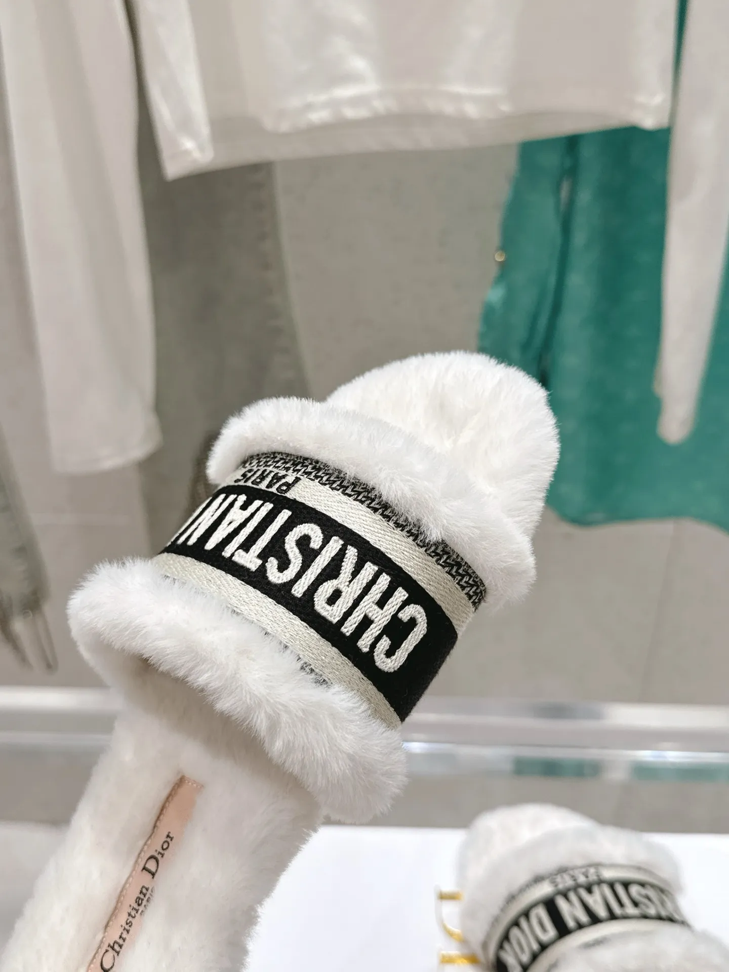 橙子出厂价💰95 迪奥/毛拖 Dior 2025秋冬新款 字母logo立体刺绣方头露趾毛居家拖鞋 鞋面原版一致水洗牛皮电绣高温水溶棉质科技面料 鞋面：水洗牛皮电绣 内里：进口兔毛毛内里 大底：意大利真皮大底 SIZE：size：34-42