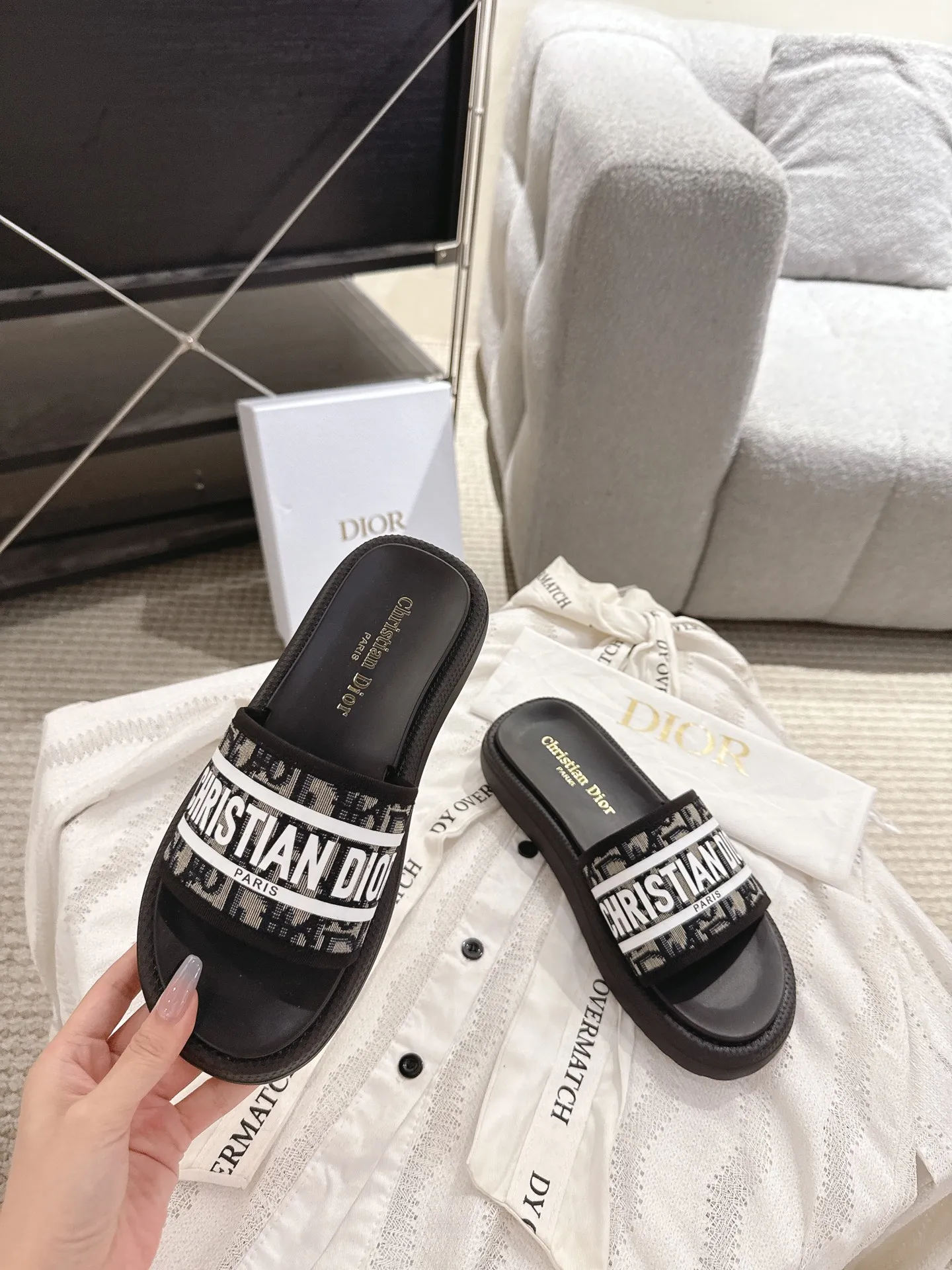橙子出厂价💰115 迪奥 滴胶 拖鞋25SS春夏新款Dior 3D立体滴胶字母拖鞋 夏日沙滩度假必备单品 极简风格轻便舒适 全套专柜同步礼盒包装 3⃣️色入 鞋底：原版开模抽真空发泡底 超贴合脚感 鞋面：kpu材质立体3D感 size：35&mdash;40