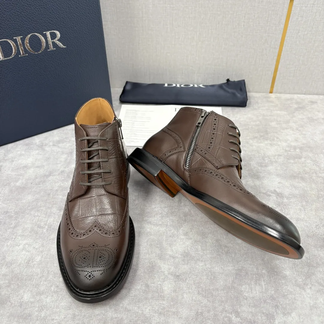 CD家新品 Dior 迪-奥 男士布洛克短靴 中帮皮靴 法式奢华与英伦雅痞的跨界杰作 高定基因邂逅布洛克雕花的复古风情,这系列男士短靴便成为了时尚界“雅痞绅士”的风格符号。选用顶级小牛皮/开边珠亮皮,部分鞋款采用鳄鱼纹压花工艺,光泽度饱满且富有层次 。经典布洛克雕花工艺贯穿鞋身,精致的冲孔与纹路如艺术品般细腻,是英伦复古风的标志性表达;侧边拉链设计暗藏巧思,既保证了穿脱的便捷性,又让鞋面线条保持简洁流畅;内里采用亲肤性极佳的小牛皮质衬里,行走时的舒适感拉满。采用意大利真皮大底复合橡胶底片。 短靴廓形利落干练,贴合脚踝的剪裁既保留了靴子的飒爽型格,又能完美适配西裤、牛仔裤等多种穿搭,打造“一鞋多搭”的时尚可能性。配原包装发售!!! 标准皮鞋码数:39-44 (38.4546定做) 💰570¥