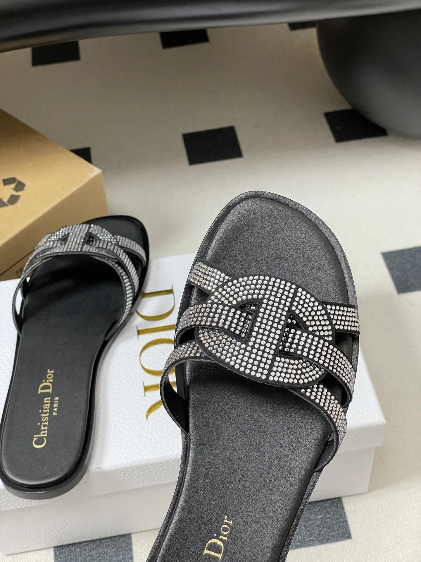 p260- 26ss春夏新款Dior 迪奥D-Club水钻镂空叠层CD交叉带凉拖鞋猪鼻子编织带平底拖鞋 这款 D-Club 凉拖是二零二五秋季系列新品，以简约优雅的设计重新诠释经典款式。鞋面精致的牛皮革饰带点缀以交叉CD标志。加垫内底穿着舒适，简约的设计便于穿脱，轻松打造休闲造型。一双能提升整体质感的百搭单品，适合投资于长期衣橱。 鞋面：羊猄皮鑲烫澳洲水钻 鞋底：原版开模意大利加厚真皮大底 码数：35-39（40.41.42.43定做不退换）