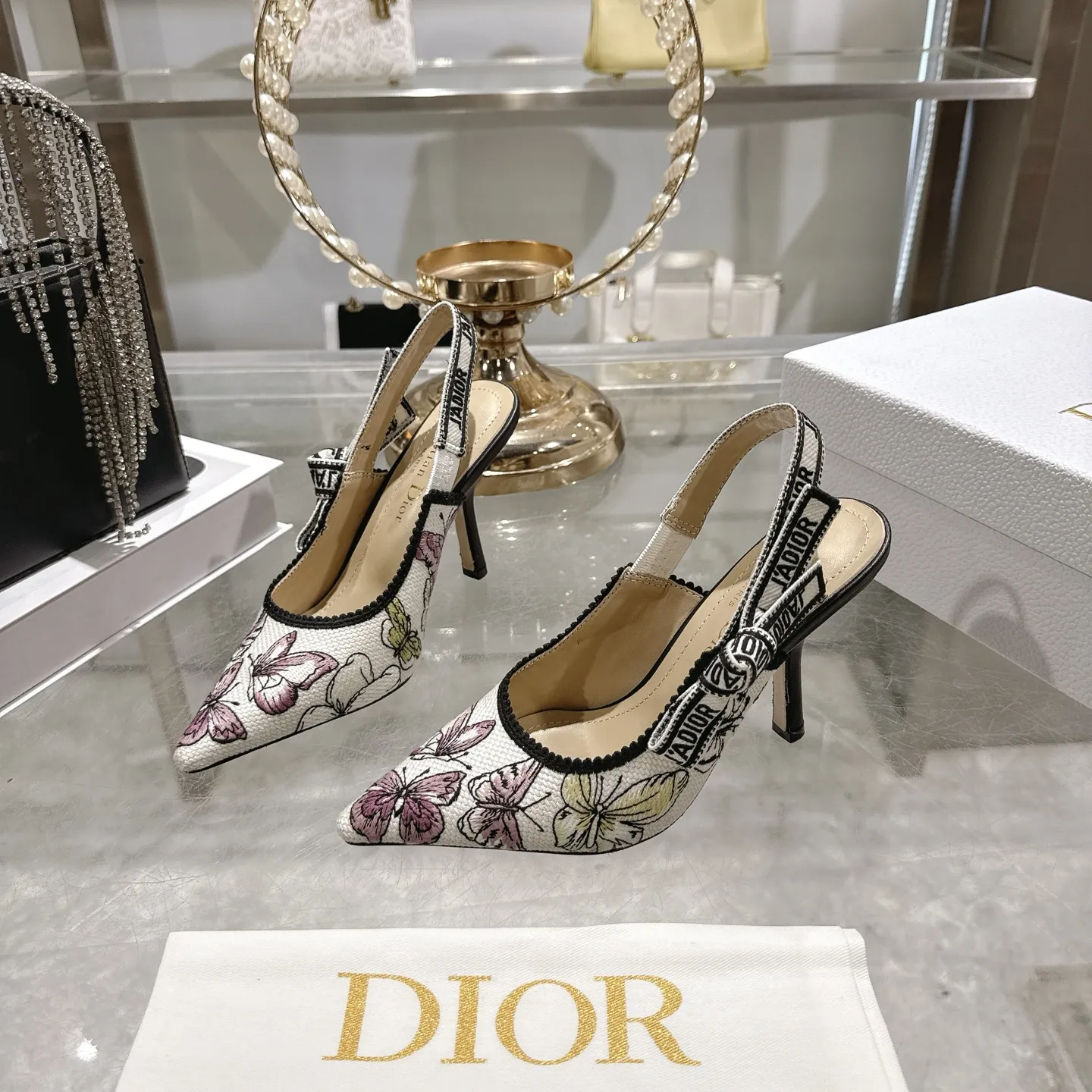 出厂300💰🎆 Dior 迪奥 2026春夏走秀新款bling...bling...水晶鞋 Capture系列高跟女鞋 明星同款凉鞋 市面顶级高端版本 独家发售 材质:原版定制特殊材料+水染羊皮垫脚+原版开模五金扣+意大利真皮大底 跟高:4.5cm 8.5cm size:34-41 (40 .41)定做