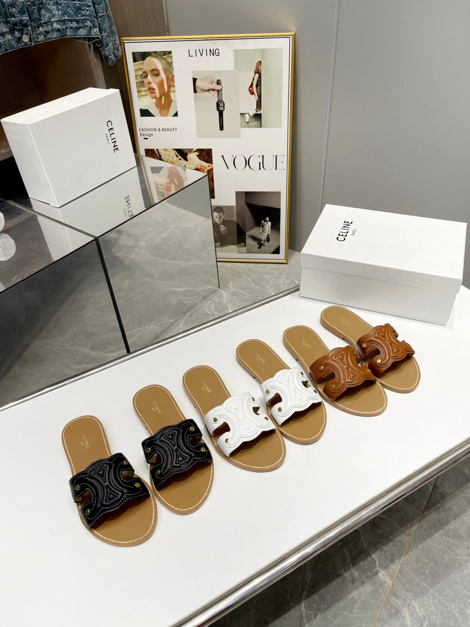 CELINE PARIS 2023拖鞋！🔥 🔥 这一季的赛琳又让我重新爱了它一次这季节美鞋太多😻 这款凉拖真是无敌好搭配！设计搭配经典的 logo 作为点缀整体视觉特别耐看又好搭配👡 ！头层牛皮面，羊皮内里。原版油边工艺# celine #2023拖鞋 颜色：黑色，白色，棕色 尺码：35-40(40订做不退不换) 大底：橡胶底P150，单层真皮大底P190