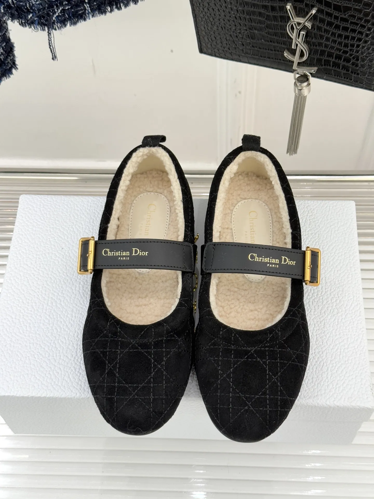 厂价💰280 Dior/迪奥25WF新品字母复古菱格 皮带扣玛丽珍毛毛鞋 当法式优雅邂逅复古风潮 这双毛毛鞋以经典廓形重构冬日精致 让每一步都踏在质感与暖意的平衡点上 标志性菱格纹采用精密电绣工艺 在鞋身勾勒出隽永线条 搭配金属CD标识皮带扣 将高定基因融入复古细节 举手投足间尽显老钱格调。 鞋口蓬松羊羔毛温柔包裹脚踝 如同裹住冬日暖阳 细腻绒毛兼具保暖与奢华质感 即便零下5℃也能暖足不闷脚 既能搭配羊毛大衣打造通勤精致感 也能适配针织连衣裙解锁约会氛围感 甚至踩跟穿都自带松弛韵味。 面料采用原版进口牛京 内里踮脚均为进口羊毛 原版开模定制防滑大底 size：35-39（40/41）