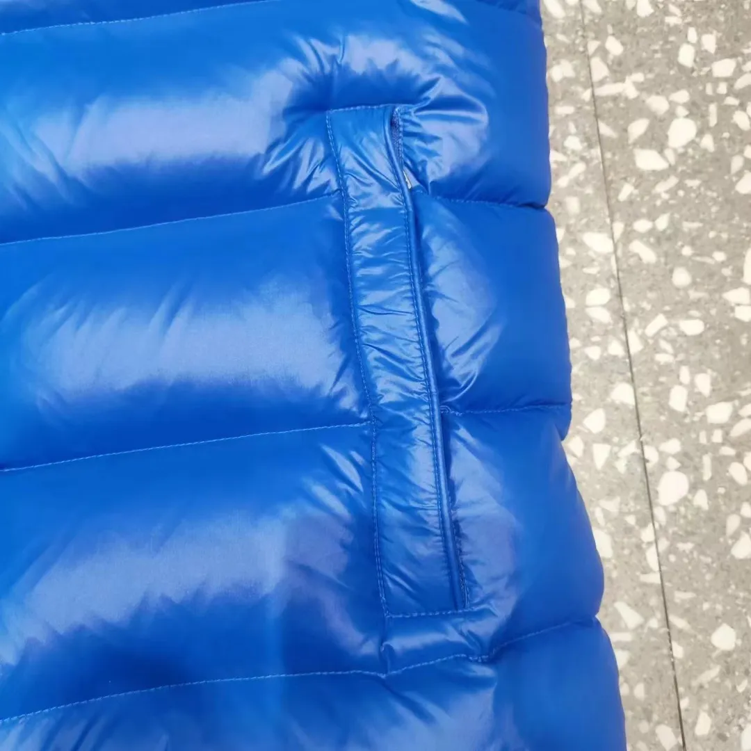 🇫🇷𝐌𝐎𝐍𝐂𝐋𝐄𝐑/蒙口 ⬆️🆕❤️2023🆕Mo*cⅠer 蒙口连帽织带字母羽绒马甲 羽绒马甲采用涤纶制成,是彰显Moncler致力使用低环境影响材料的典范。 真是细节感满满!!上身效果炒鸡棒! 颜色:黑色、天蓝色 尺码:12345