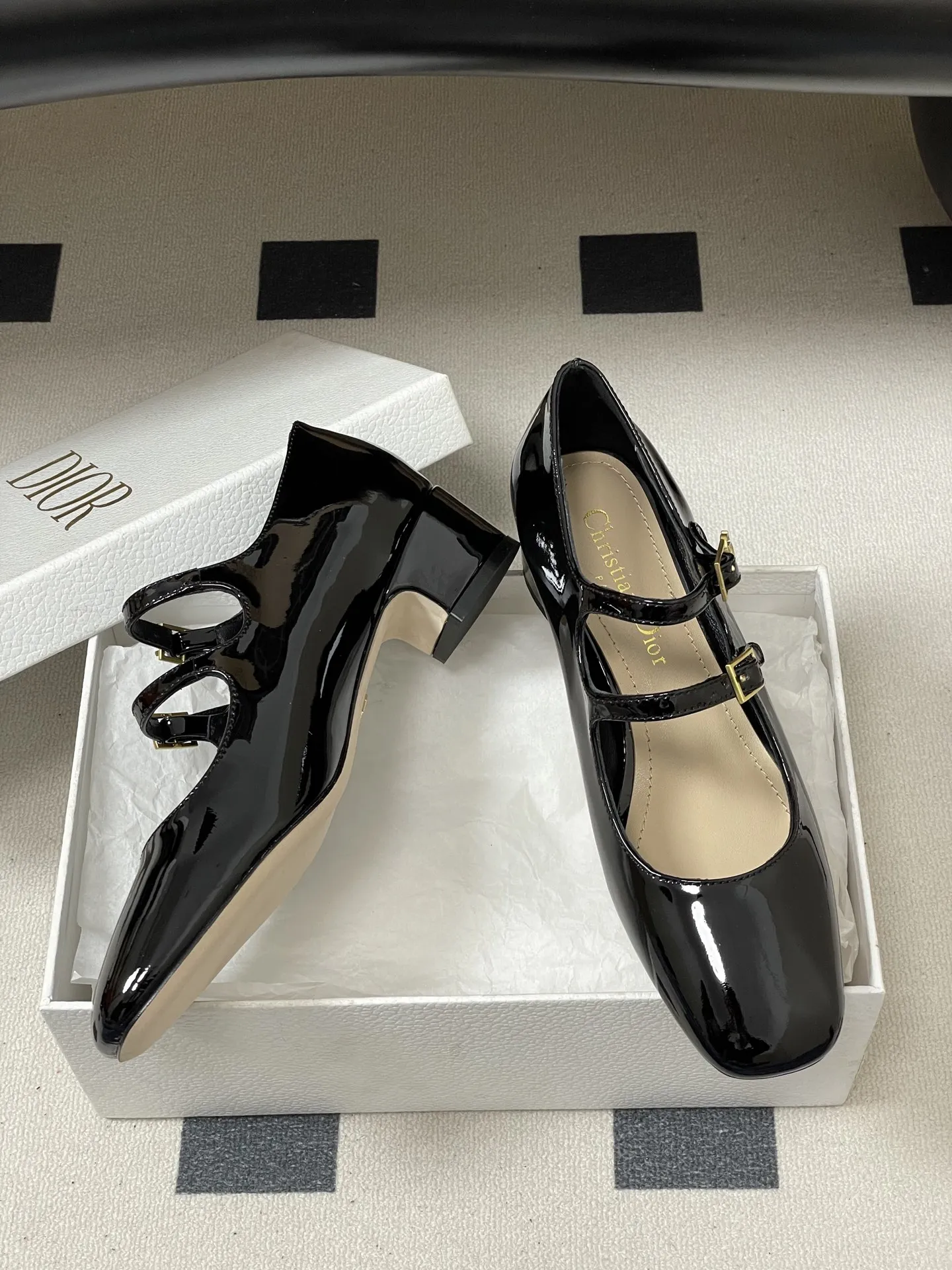 p280- 26ss春夏新款Dior 迪奥D-Cherie露跟高跟鞋CD五金扣两带玛丽珍鞋搭扣后空粗跟凉鞋高跟单鞋 这款Dior Cherie露跟高跟鞋以高雅的造型重新诠释经典的玛丽珍鞋。黑色柔软牛皮革鞋面,正面突显可调节的双系带,点缀以灵感源自Dior档案的相扣的金色饰面金属CD标志。搭配4厘米粗跟,可为各式造型增添优雅气质。 可爱俏皮减龄又不失高级感~富家千金即视感~高雅大气名媛风! 上脚超美~尽显优雅气质 精致小仙女必入单品 鞋面:牛皮/牛漆皮 内里垫脚:羊皮 鞋底:意大利A级真皮大底 跟高:4cm 码数:35-39(34.40.41.42定做不退换)