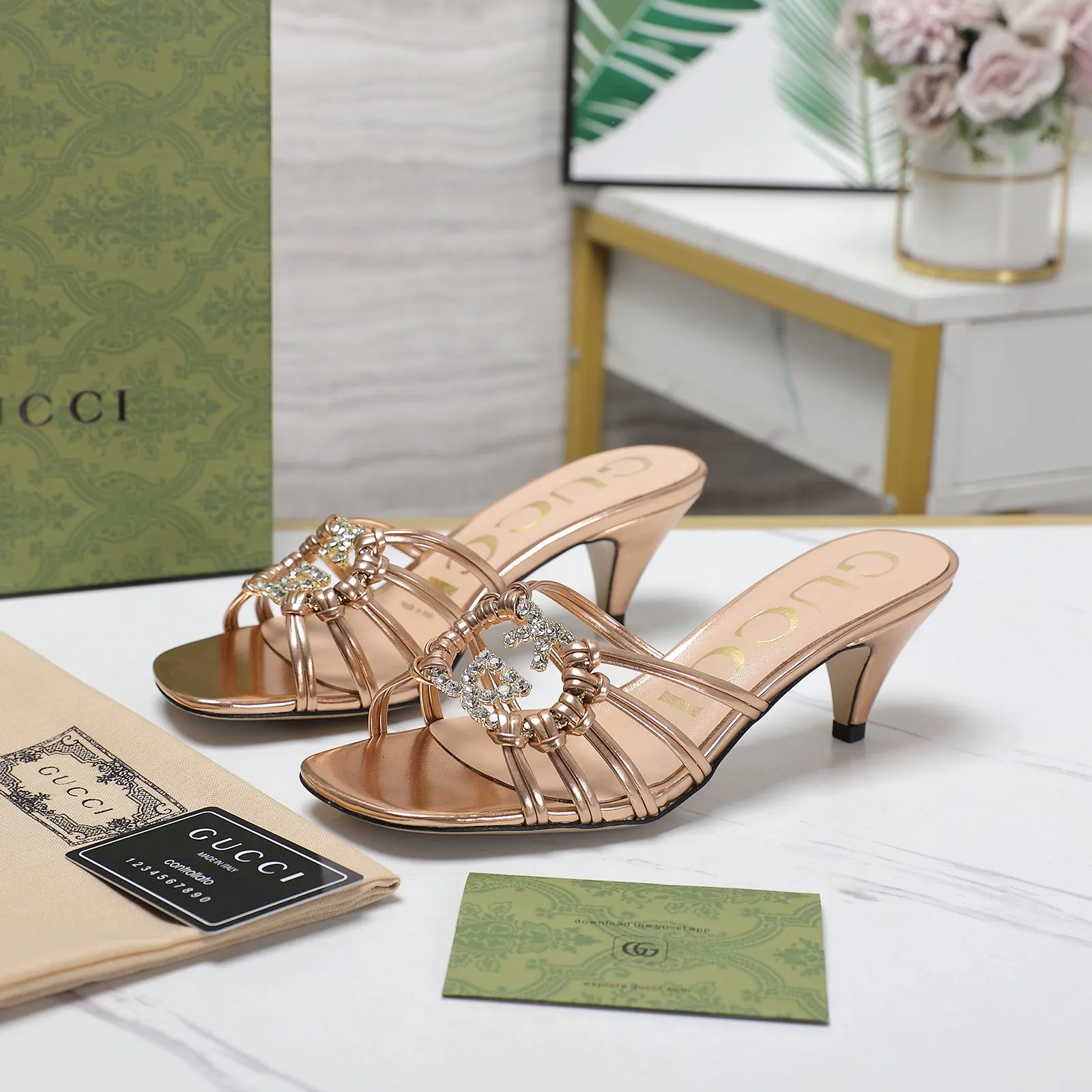 🔥🔥🔥💯💯💯GUCCi高端精品 拖鞋2025古驰早春系列😍GG水晶缀饰钻扣编织带凉鞋🔥顶级🆙代购品质！原版1:1复刻，毎个细节皆经过精心打磨细腻制作.可与ZG对比如一，无二品质！ 这款编织带凉鞋由饰闪亮GG水晶金色互扣式双G五金扣点缀细带精致笼形鞋面制作而成，尽显天马行空风范，富有优雅女性魅力细节展现女性气质的理念，打造令人惊艳的作品👏👏焕新演绎！ 面料：原版定制进口金属皮 内里/垫脚：进口羊皮里 鞋跟：4.5cm/9cm 大底：意大利真皮底 尺码：35-42（41 42定做不退换） 包装：全套绿色原包装。 跑量价：拖鞋260💰 凉鞋270💰