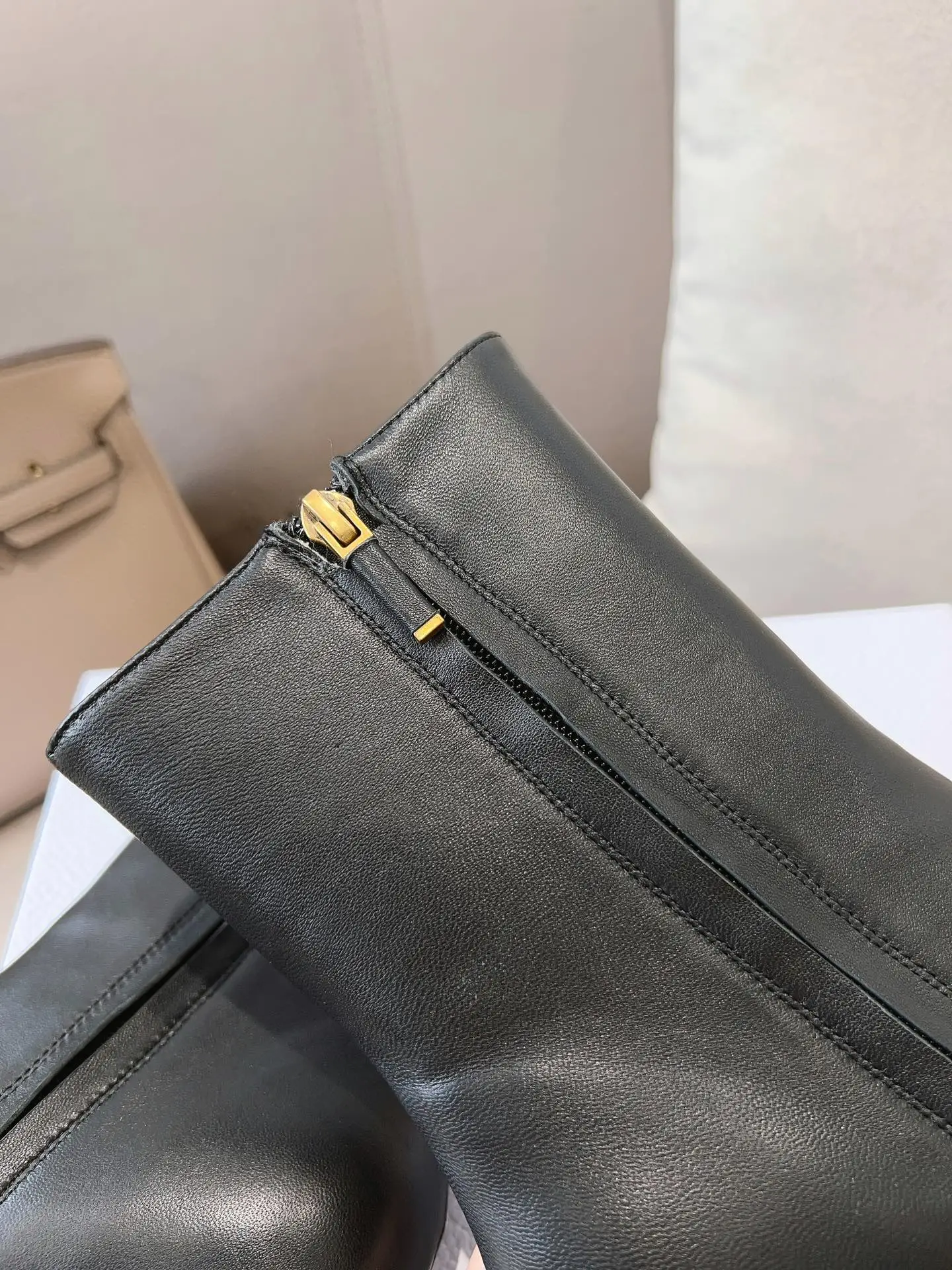 DIOR 秋冬新款系列〽️ 新款上架 Ins超火🔥 欧美街拍中出镜率超高 女神利器系列 极致完美线条🔝 彰显女人味 采用进口混种羊精心制成 大底饰有品牌logo 金属星星装饰🌟 活泼俏皮 提升格调 复古电镀金色跟 羊皮内里🌬 独家定制真皮大底 跟高:8cm 码数:35-39( 34 40 41 42 定做)P330