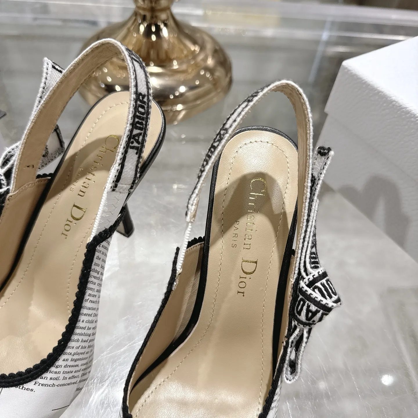 出厂300💰🎆 Dior 迪奥 2026春夏走秀新款bling...bling...水晶鞋 Capture系列高跟女鞋 明星同款凉鞋 市面顶级高端版本 独家发售 材质:原版定制特殊材料+水染羊皮垫脚+原版开模五金扣+意大利真皮大底 跟高:平底 4.5cm 8.5cm size:34-41 (40 .41)定做