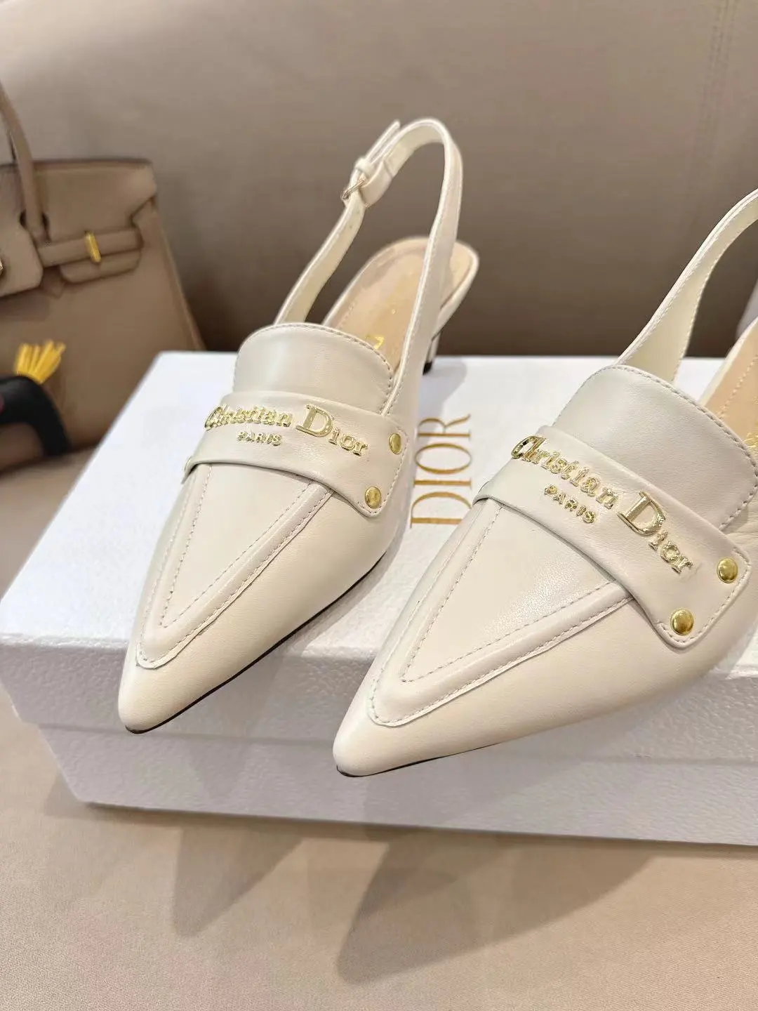 DIOR💙2025/𝐒𝐒 𝐧𝐞𝐰春夏新品钢印字母logo单鞋/凉鞋系列 🎀单鞋 高跟鞋💙 &mdash;&mdash;&mdash;&mdash;&mdash;&mdash;&mdash;&mdash;&mdash;&mdash;&mdash;顶级版本 延续D家永恒经典！这款鞋低调不失华丽 性感又不显张扬 鞋型是大家都爱的秀气款 非常非常显瘦 侧面整个弧度将脚部曲线完美展现😝 既有成熟女人味 又不乏一丝活泼少女感， 上脚也太好看了，值得推荐‼️ ꫛꫀꪝ Go➫ 材质： ❶鞋面：羊皮 ❷内里：混种羊皮 ❸大底：意大利原版底 ❹跟高：5cm ❺ 码数：35-39（40/41/42 定制不退换）P260