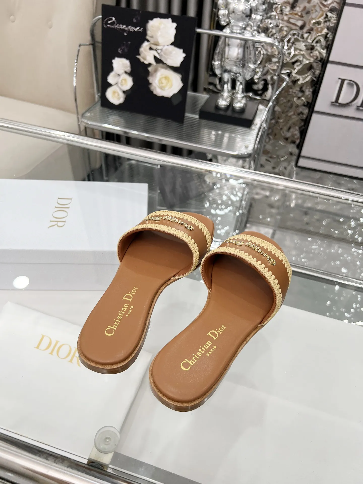 Dior 2025夏季新品，开启度假般的时髦之旅🎁，城市限定款，拉菲草纯手工编织，35-43。（35定做不退换）像胶底170。真皮底210