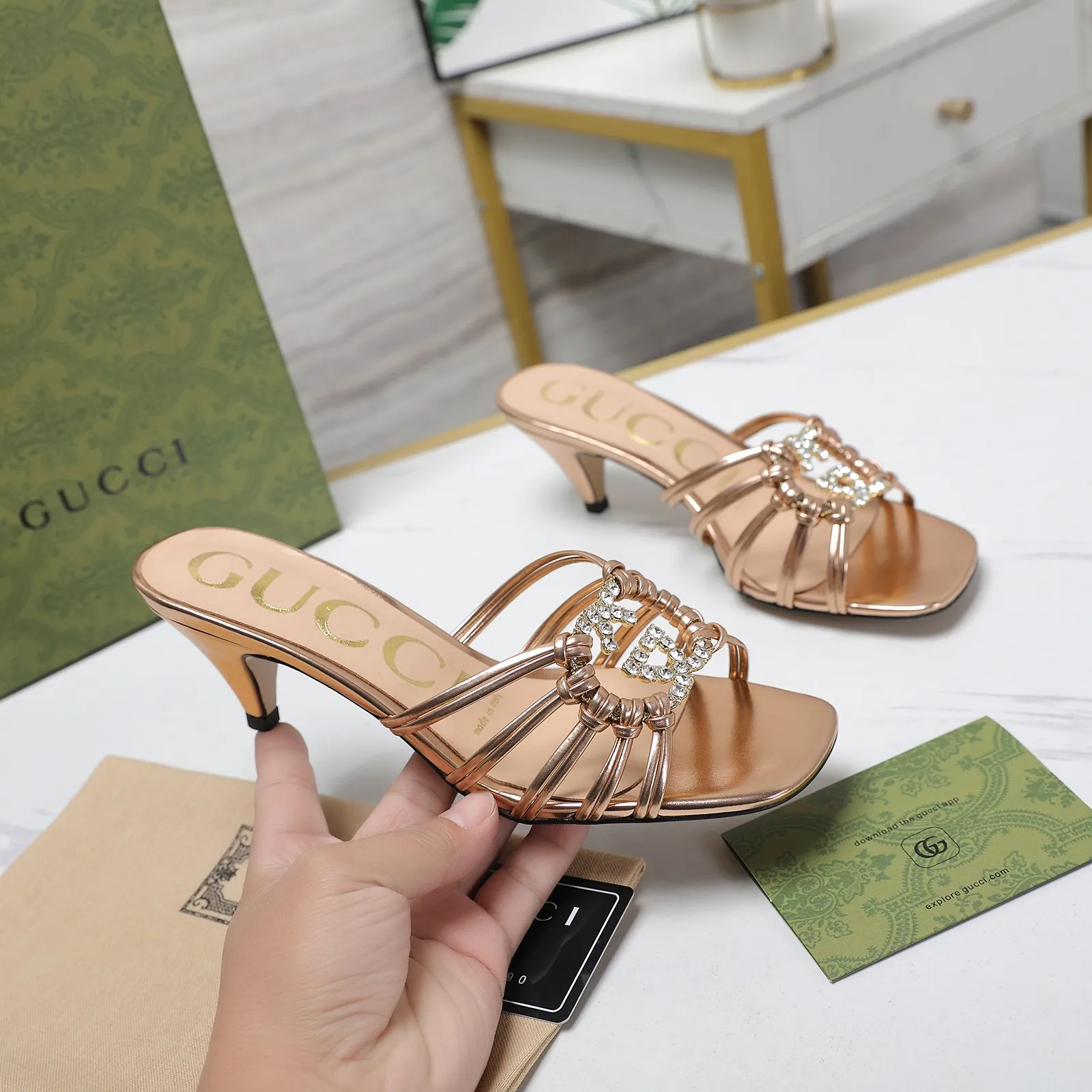 🔥🔥🔥💯💯💯GUCCi高端精品 拖鞋2025古驰早春系列😍GG水晶缀饰钻扣编织带凉鞋🔥顶级🆙代购品质!原版1:1复刻,毎个细节皆经过精心打磨细腻制作.可与ZG对比如一,无二品质! 这款编织带凉鞋由饰闪亮GG水晶金色互扣式双G五金扣点缀细带精致笼形鞋面制作而成,尽显天马行空风范,富有优雅女性魅力细节展现女性气质的理念,打造令人惊艳的作品👏👏焕新演绎! 面料:原版定制进口金属皮 内里/垫脚:进口羊皮里 鞋跟:4.5cm/9cm 大底:意大利真皮底 尺码:35-42(41 42定做不退换) 包装:全套绿色原包装。 跑量价:拖鞋260💰 凉鞋270💰