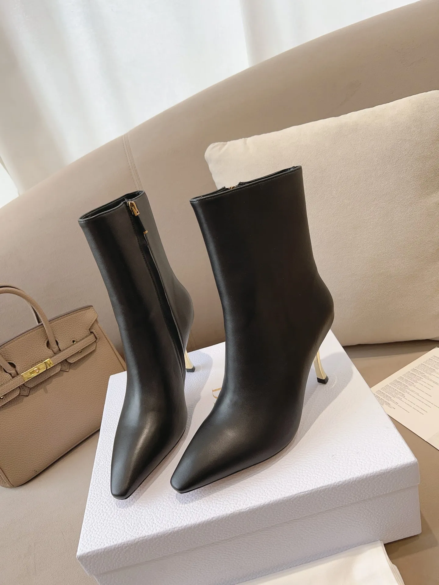 DIOR 秋冬新款系列〽️ 新款上架 Ins超火🔥 欧美街拍中出镜率超高 女神利器系列 极致完美线条🔝 彰显女人味 采用进口混种羊精心制成 大底饰有品牌logo 金属星星装饰🌟 活泼俏皮 提升格调 复古电镀金色跟 羊皮内里🌬 独家定制真皮大底 跟高:8cm 码数:35-39( 34 40 41 42 定做)P330