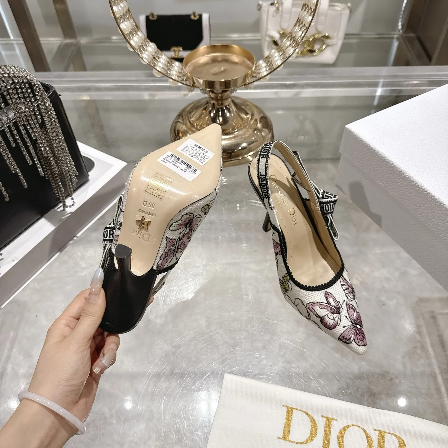 出厂300💰🎆 Dior 迪奥 2026春夏走秀新款bling...bling...水晶鞋 Capture系列高跟女鞋 明星同款凉鞋 市面顶级高端版本 独家发售 材质:原版定制特殊材料+水染羊皮垫脚+原版开模五金扣+意大利真皮大底 跟高:4.5cm 8.5cm size：34-41 (40 .41)定做