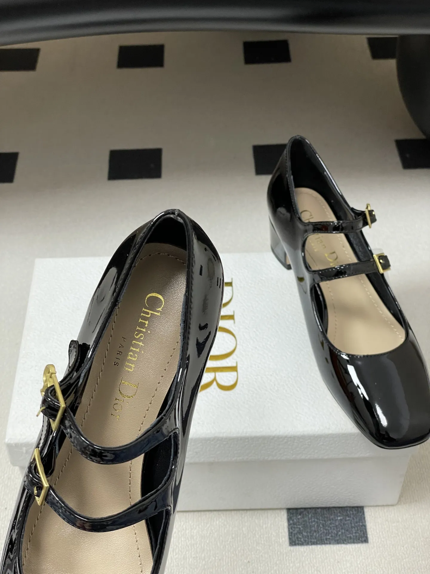 p280- 26ss春夏新款Dior 迪奥D-Cherie露跟高跟鞋CD五金扣两带玛丽珍鞋搭扣后空粗跟凉鞋高跟单鞋 这款Dior Cherie露跟高跟鞋以高雅的造型重新诠释经典的玛丽珍鞋。黑色柔软牛皮革鞋面，正面突显可调节的双系带，点缀以灵感源自Dior档案的相扣的金色饰面金属CD标志。搭配4厘米粗跟，可为各式造型增添优雅气质。 可爱俏皮减龄又不失高级感～富家千金即视感～高雅大气名媛风！ 上脚超美～尽显优雅气质 精致小仙女必入单品 鞋面：牛皮/牛漆皮 内里垫脚：羊皮 鞋底：意大利A级真皮大底 跟高：4cm 码数：35-39（34.40.41.42定做不退换）
