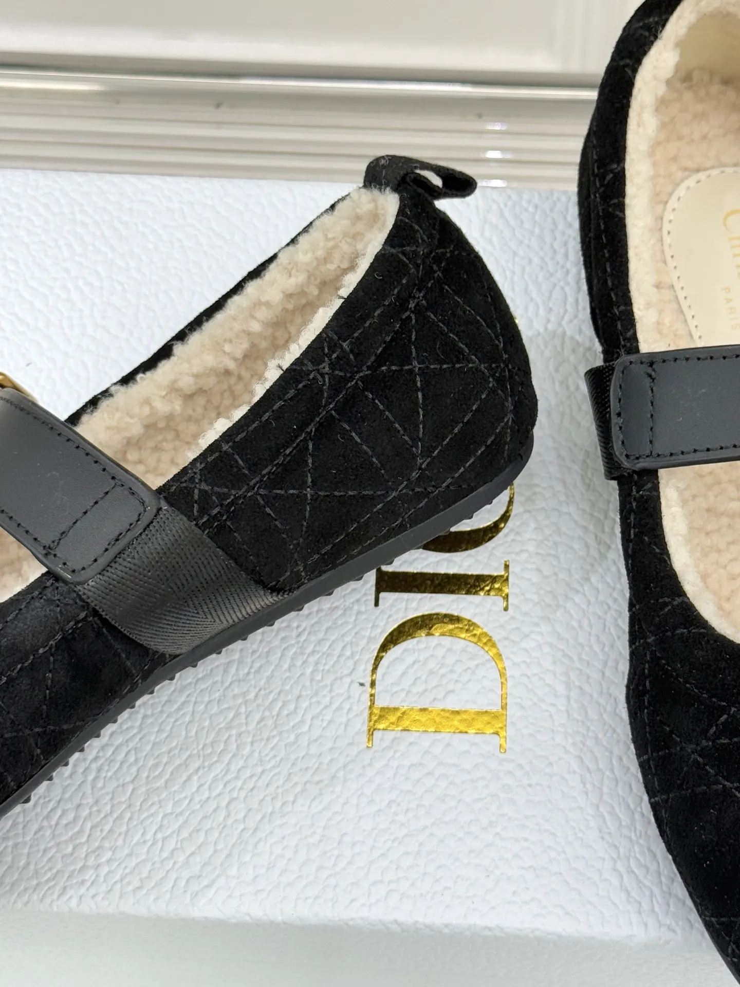 厂价💰280 Dior/迪奥25WF新品字母复古菱格 皮带扣玛丽珍毛毛鞋 当法式优雅邂逅复古风潮 这双毛毛鞋以经典廓形重构冬日精致 让每一步都踏在质感与暖意的平衡点上 标志性菱格纹采用精密电绣工艺 在鞋身勾勒出隽永线条 搭配金属CD标识皮带扣 将高定基因融入复古细节 举手投足间尽显老钱格调。 鞋口蓬松羊羔毛温柔包裹脚踝 如同裹住冬日暖阳 细腻绒毛兼具保暖与奢华质感 即便零下5℃也能暖足不闷脚 既能搭配羊毛大衣打造通勤精致感 也能适配针织连衣裙解锁约会氛围感 甚至踩跟穿都自带松弛韵味。 面料采用原版进口牛京 内里踮脚均为进口羊毛 原版开模定制防滑大底 size：35-39（40/41）