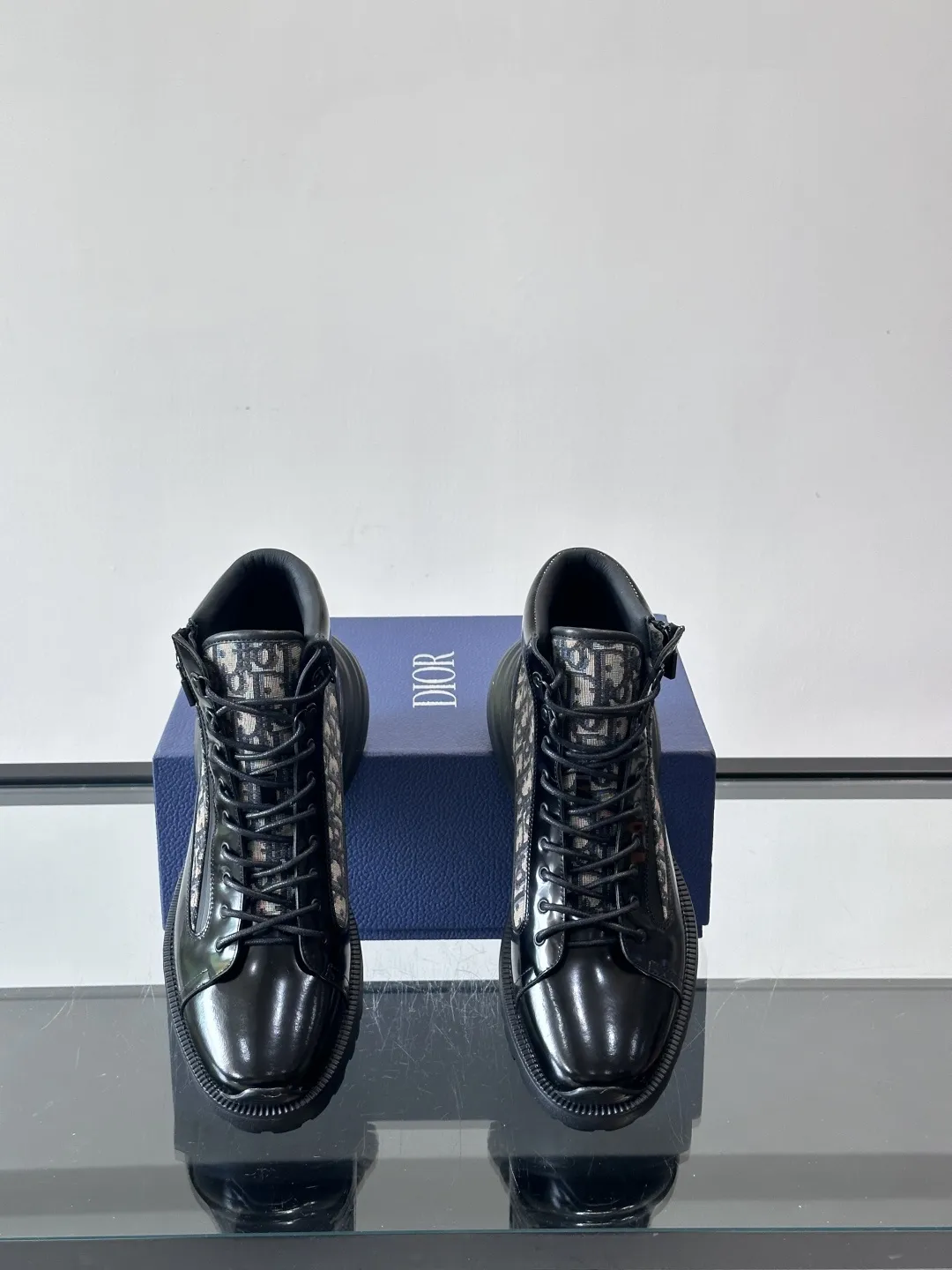 Dior Combat Oblique高帮运动鞋 黑色亮面皮革+Oblique老花帆布拼接，低调奢华又超有辨识度。 EVA鞋底轻盈缓震，日常穿搭或长时间行走都很舒适。 高帮设计支撑力满分，鞋舌和鞋底都有&ldquo;DIOR&rdquo;标志，细节控必入！无论休闲还是都市风都能轻松驾驭，是时尚与功能兼具的高奢单品，男士鞋履热门选择 P：430，size：39-44（38.45定制）