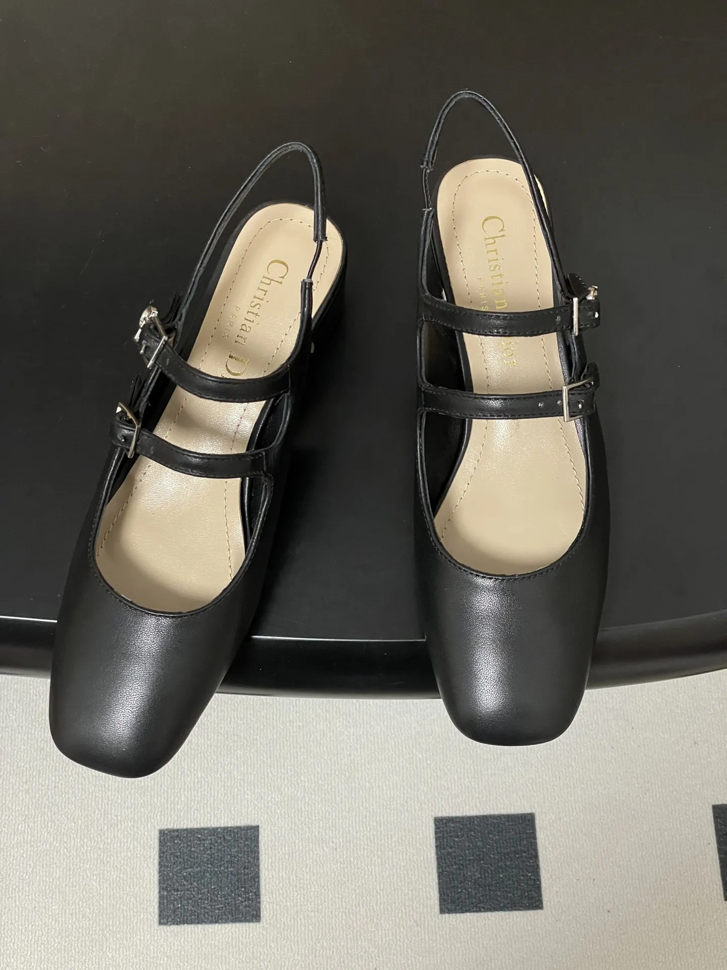 p280- 26ss春夏新款Dior 迪奥D-Cherie露跟高跟鞋CD五金扣两带玛丽珍鞋搭扣后空粗跟凉鞋高跟单鞋 这款Dior Cherie露跟高跟鞋以高雅的造型重新诠释经典的玛丽珍鞋。黑色柔软牛皮革鞋面,正面突显可调节的双系带,点缀以灵感源自Dior档案的相扣的金色饰面金属CD标志。搭配4厘米粗跟,可为各式造型增添优雅气质。 可爱俏皮减龄又不失高级感~富家千金即视感~高雅大气名媛风! 上脚超美~尽显优雅气质 精致小仙女必入单品 鞋面:牛皮/牛漆皮 内里垫脚:羊皮 鞋底:意大利A级真皮大底 跟高:4cm 码数:35-39(34.40.41.42定做不退换)