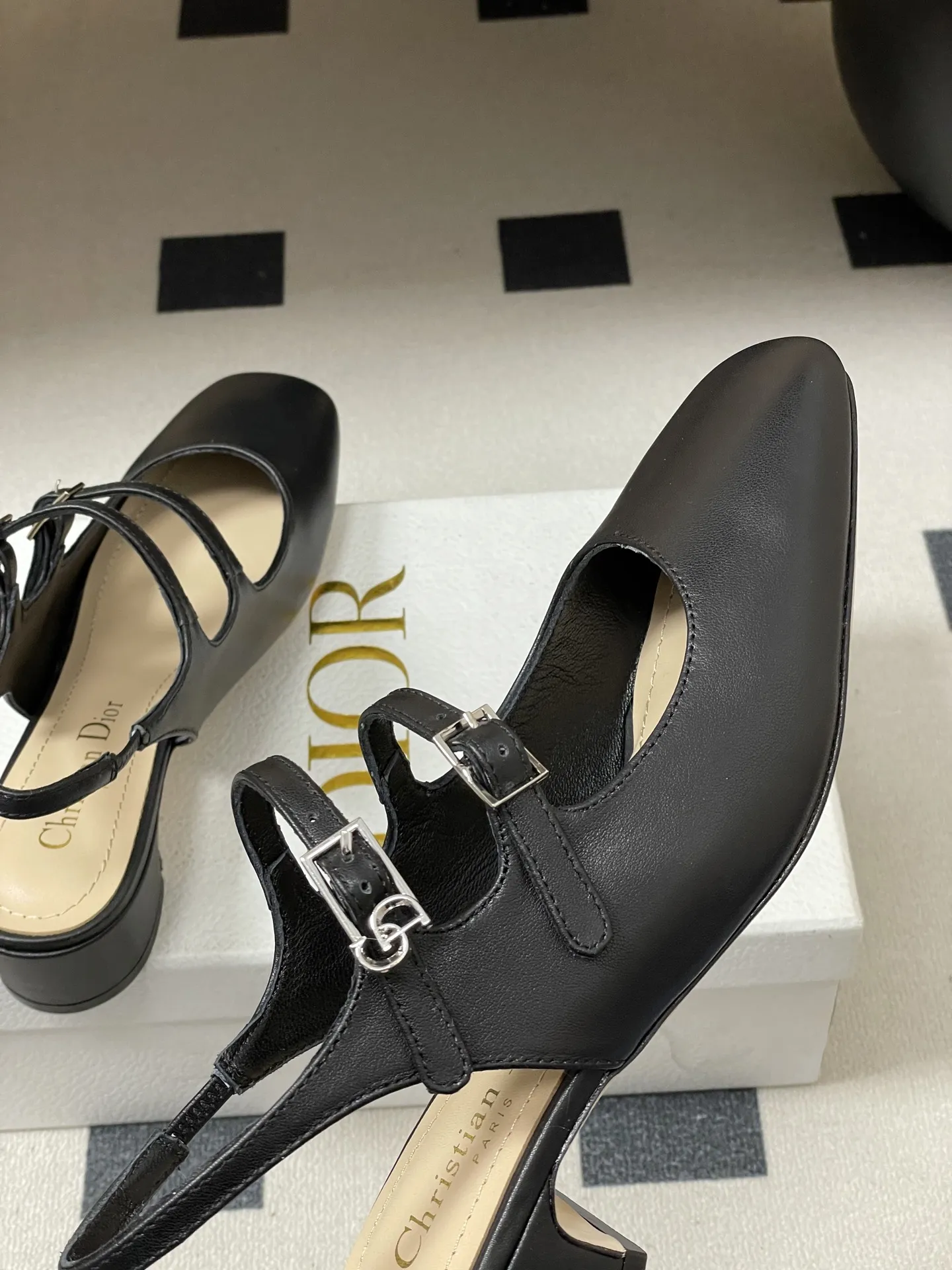 p280- 26ss春夏新款Dior 迪奥D-Cherie露跟高跟鞋CD五金扣两带玛丽珍鞋搭扣后空粗跟凉鞋高跟单鞋 这款Dior Cherie露跟高跟鞋以高雅的造型重新诠释经典的玛丽珍鞋。黑色柔软牛皮革鞋面,正面突显可调节的双系带,点缀以灵感源自Dior档案的相扣的金色饰面金属CD标志。搭配4厘米粗跟,可为各式造型增添优雅气质。 可爱俏皮减龄又不失高级感~富家千金即视感~高雅大气名媛风! 上脚超美~尽显优雅气质 精致小仙女必入单品 鞋面:牛皮/牛漆皮 内里垫脚:羊皮 鞋底:意大利A级真皮大底 跟高:4cm 码数:35-39(34.40.41.42定做不退换)