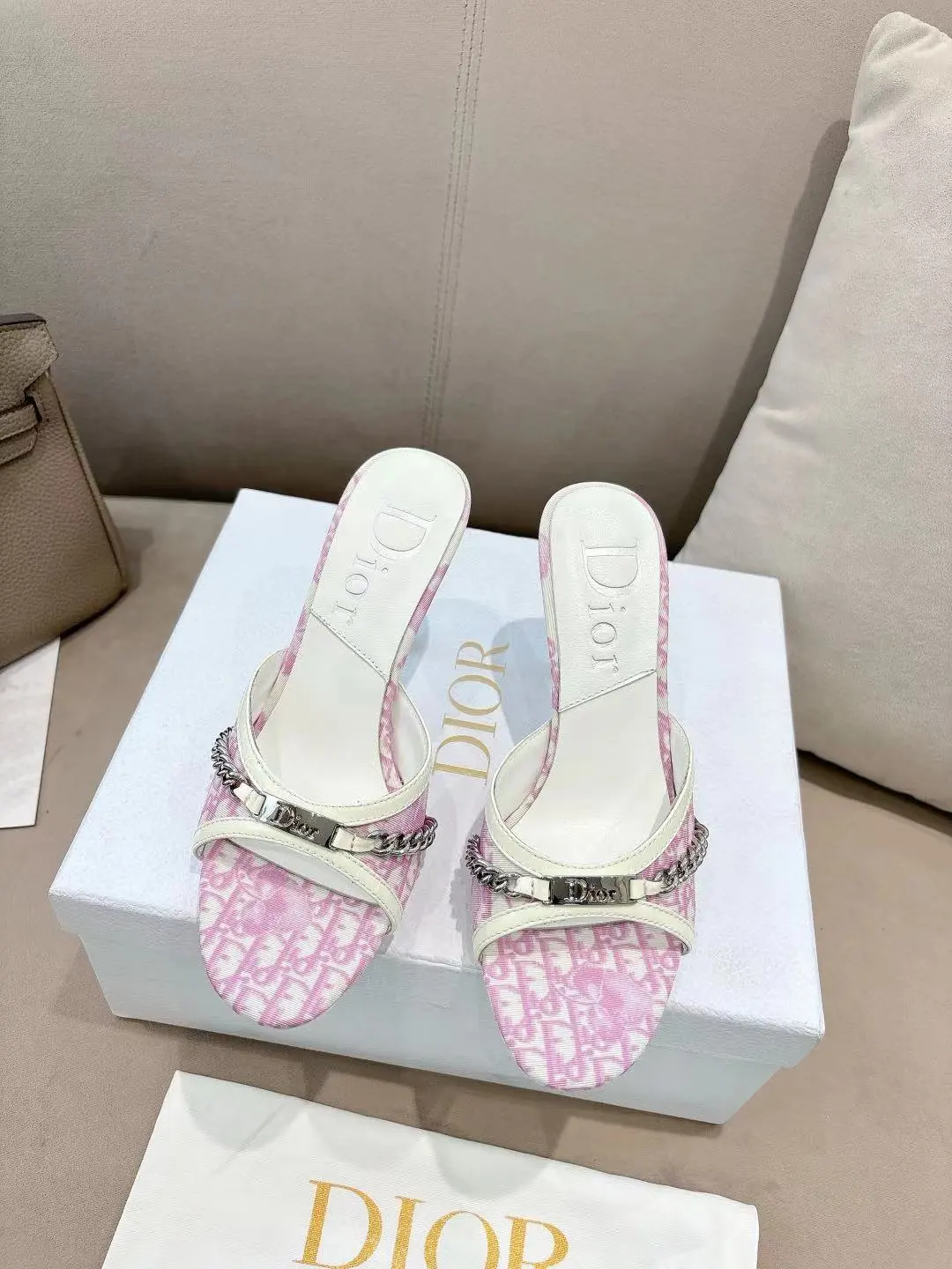 Dior*迪奥2025ss夏季新款中古链条高跟拖鞋♕♕公主范十足,颜色非常抬肤色,迷人的复古美感 夏季必备单品,无论是上班还是平时穿着,绝对是满满的清新感 ✔鞋面:原版特殊材质 ✔内里:环保羊皮内里 ✔大底:进口意大利真皮大底 ✔跟高:8.5cm ✔码数:35-39 (40 41 42定做不退换)P270