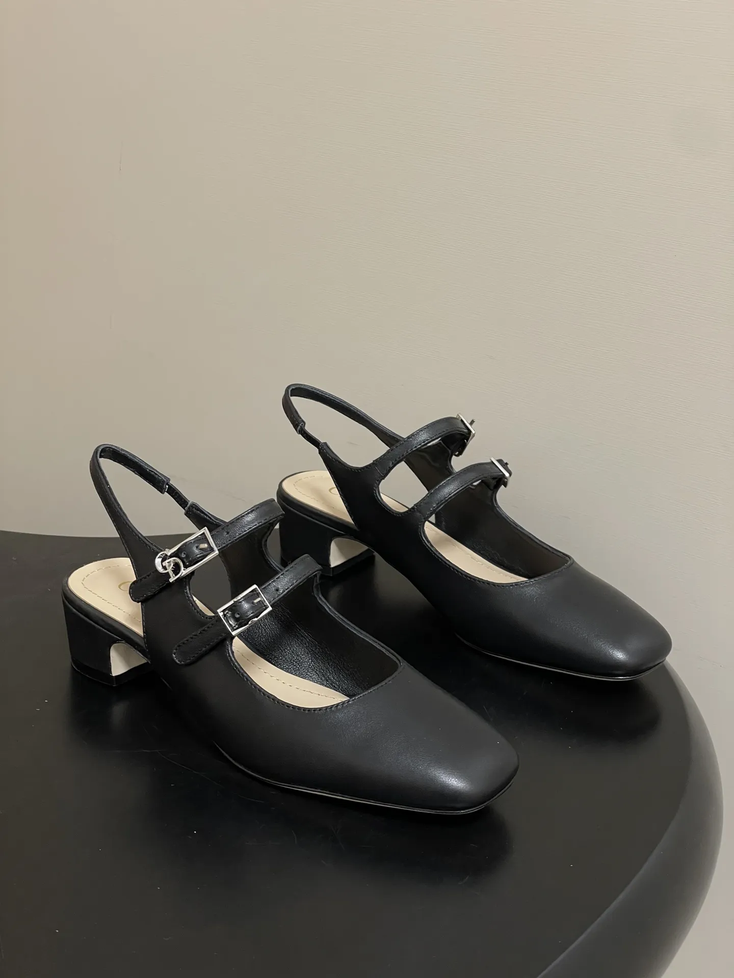 p280- 26ss春夏新款Dior 迪奥D-Cherie露跟高跟鞋CD五金扣两带玛丽珍鞋搭扣后空粗跟凉鞋高跟单鞋 这款Dior Cherie露跟高跟鞋以高雅的造型重新诠释经典的玛丽珍鞋。黑色柔软牛皮革鞋面,正面突显可调节的双系带,点缀以灵感源自Dior档案的相扣的金色饰面金属CD标志。搭配4厘米粗跟,可为各式造型增添优雅气质。 可爱俏皮减龄又不失高级感~富家千金即视感~高雅大气名媛风! 上脚超美~尽显优雅气质 精致小仙女必入单品 鞋面:牛皮/牛漆皮 内里垫脚:羊皮 鞋底:意大利A级真皮大底 跟高:4cm 码数:35-39(34.40.41.42定做不退换)