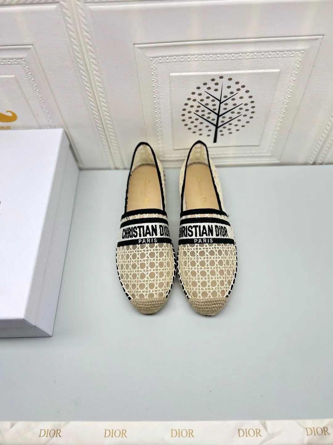 &mdash;&mdash;上新&mdash;&mdash;p180💰，25ss Dior Granville草编鞋印花图案顶级 鞋面：饰以&ldquo;CHRISTIANDIOR&rdquo;棉质刺绣 工艺：纯手工缝制麻绳大底 内里：进口柔软透气绵羊内里加垫脚 码数：35-40（34.41.42定制） 大底：独家开模饰以幸运星符号橡胶大底 &bull; 渔夫鞋