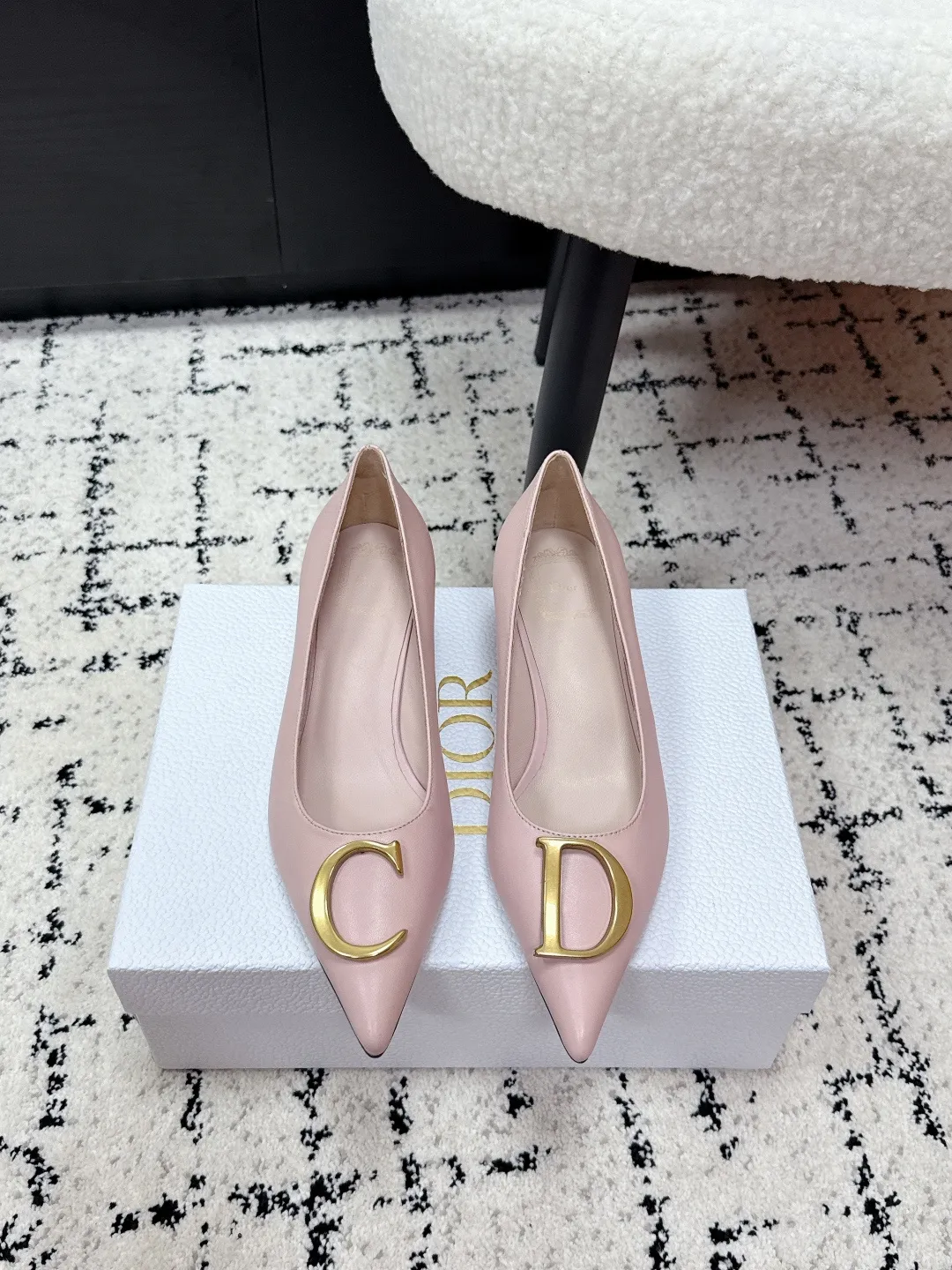 💰270 Dior 迪奥 26/ ss 春夏 走秀新款 CD金属扣 高跟鞋 Dior 2026春夏系列高跟鞋,由Jonathan Anderson设计,黑色尖头+金色CD金属扣,优雅又有现代感。细高跟约8-10cm,修饰腿型,拉长比例,适合职场、宴会等正式场合。鞋面优质皮革,触感柔软,穿着舒适。CD金属扣是Dior经典标志,彰显品牌历史与创新。整体设计融合经典与玩味,是现代女性气质与自信的象征。 ✔️面料: 原版牛皮/牛反绒 ✔️内里: 羊皮 ✔️鞋底: 意大利真皮底 ✔️跟高: 3.5 ✔️Size: #35-41(40.41订做)