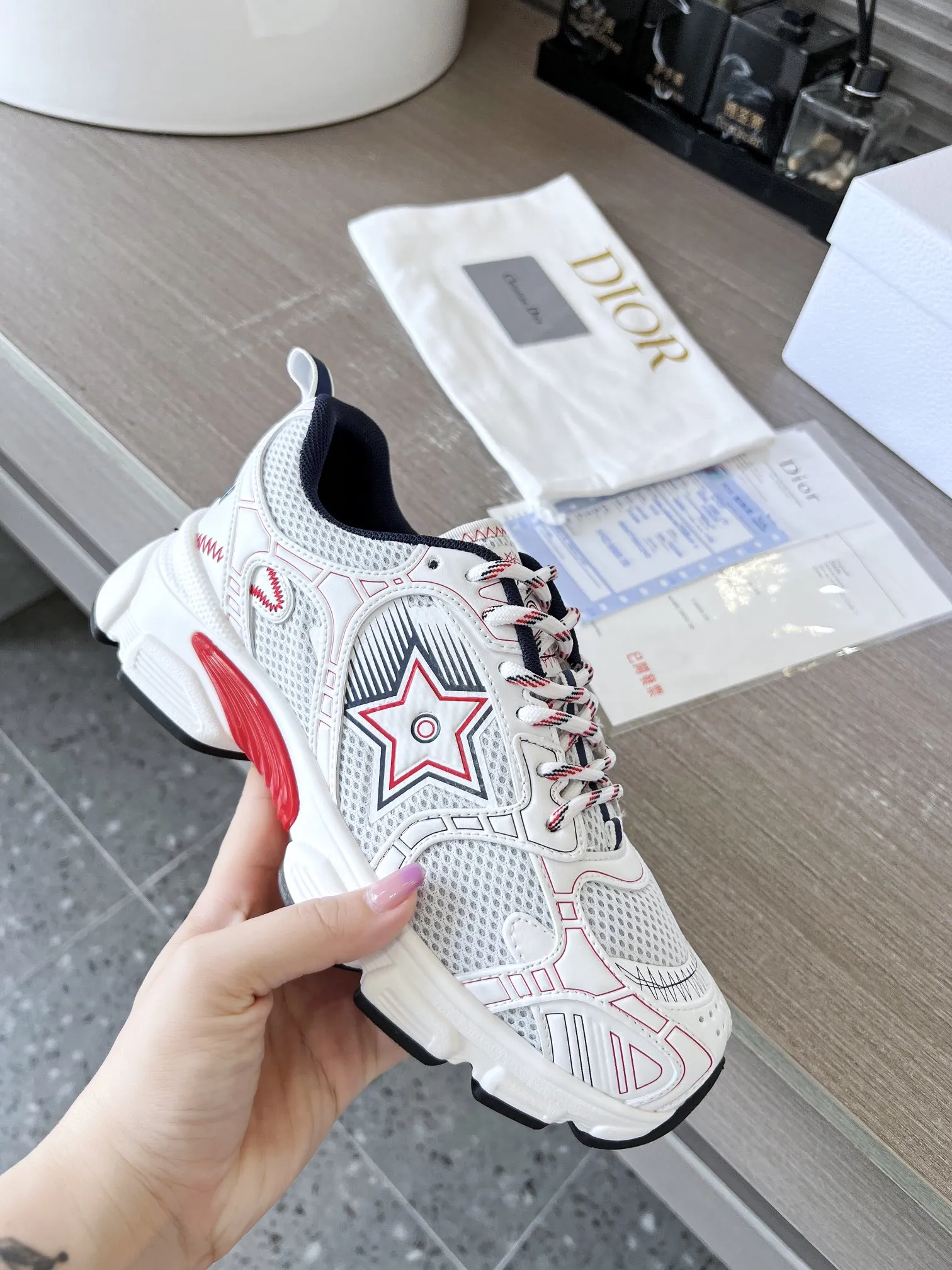 这款 Dior Chrono 运动鞋是二零二四秋季新品,以 Dior 的高订风格重新演绎跑步鞋。白色网眼织物搭配红色和白色调层压皮革效果镶片,两侧的 CD 标志、鞋舌上的星星补丁和鞋跟的 Dior 标志,诸多细节彰显格调。采用双色鞋带,轻盈鞋底搭配星星装饰,可全年打造休闲造型。 价格:P250 码数:女码35-41(35/42可定做) 男码40-46 颜色:白、全白、粉、金、银、红
