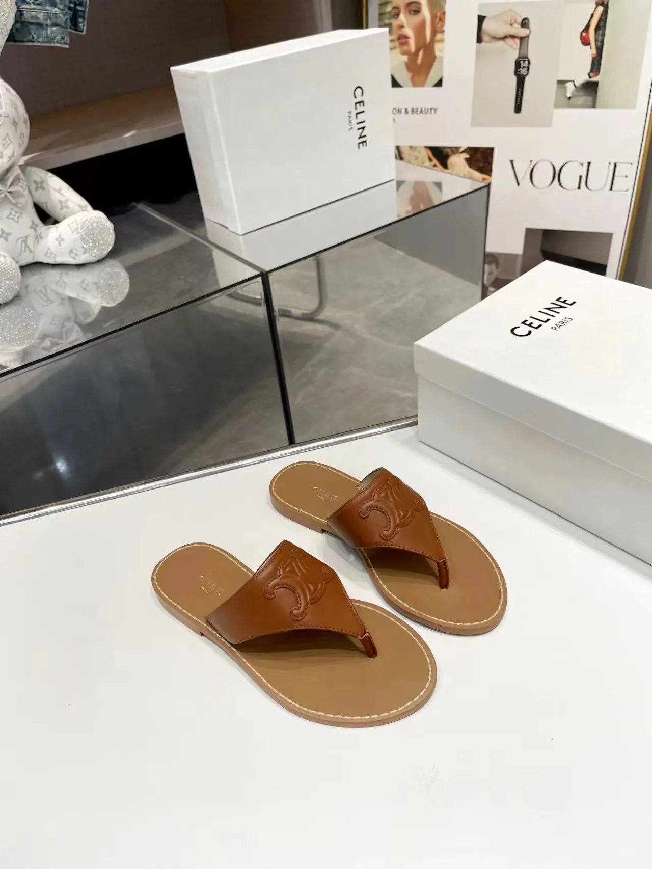 CELINE PARIS 2023拖鞋！🔥 🔥 这一季的赛琳又让我重新爱了它一次这季节美鞋太多😻 这款凉拖真是无敌好搭配！设计搭配经典的 logo 作为点缀整体视觉特别耐看又好搭配👡 ！头层牛皮面，羊皮内里。原版油边工艺# celine #2023拖鞋 颜色：黑色，白色，棕色 尺码：35-40 大底：橡胶底P150，单层真皮大底P190